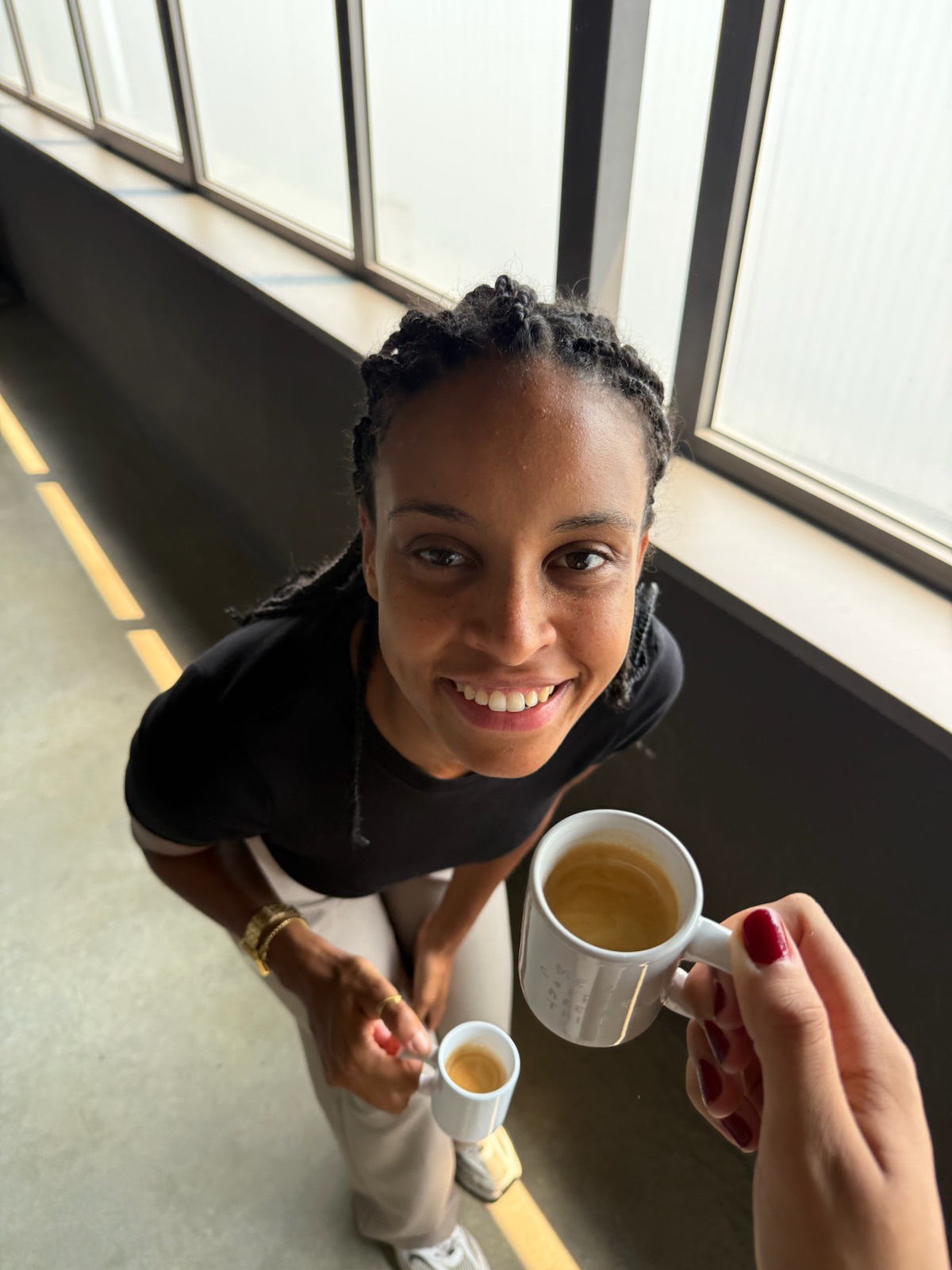 Chirin a sorrir enquanto lhe passam um café