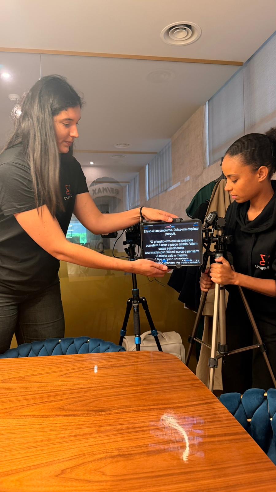 Susana e Chirin a montar a câmara e o teleprompter para uma gravação