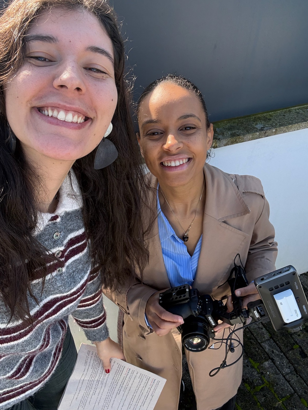 Susana e Chirin numa selfie, com a câmara e o gimbal na mão