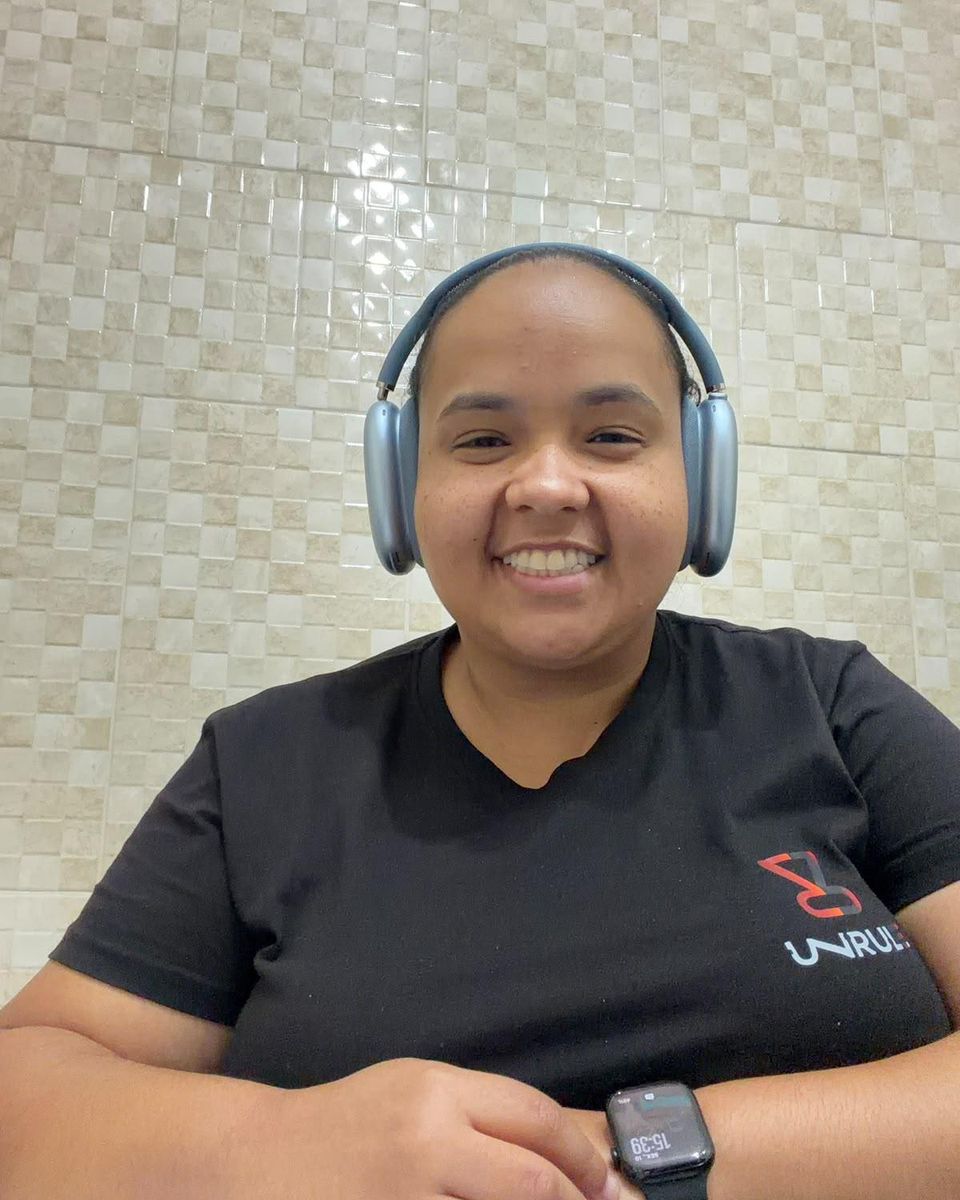 Jennifer Hellen, de auscultadores e t-shirt da UNRULE, a sorrir