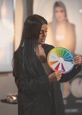Evelyn teaching colour theory