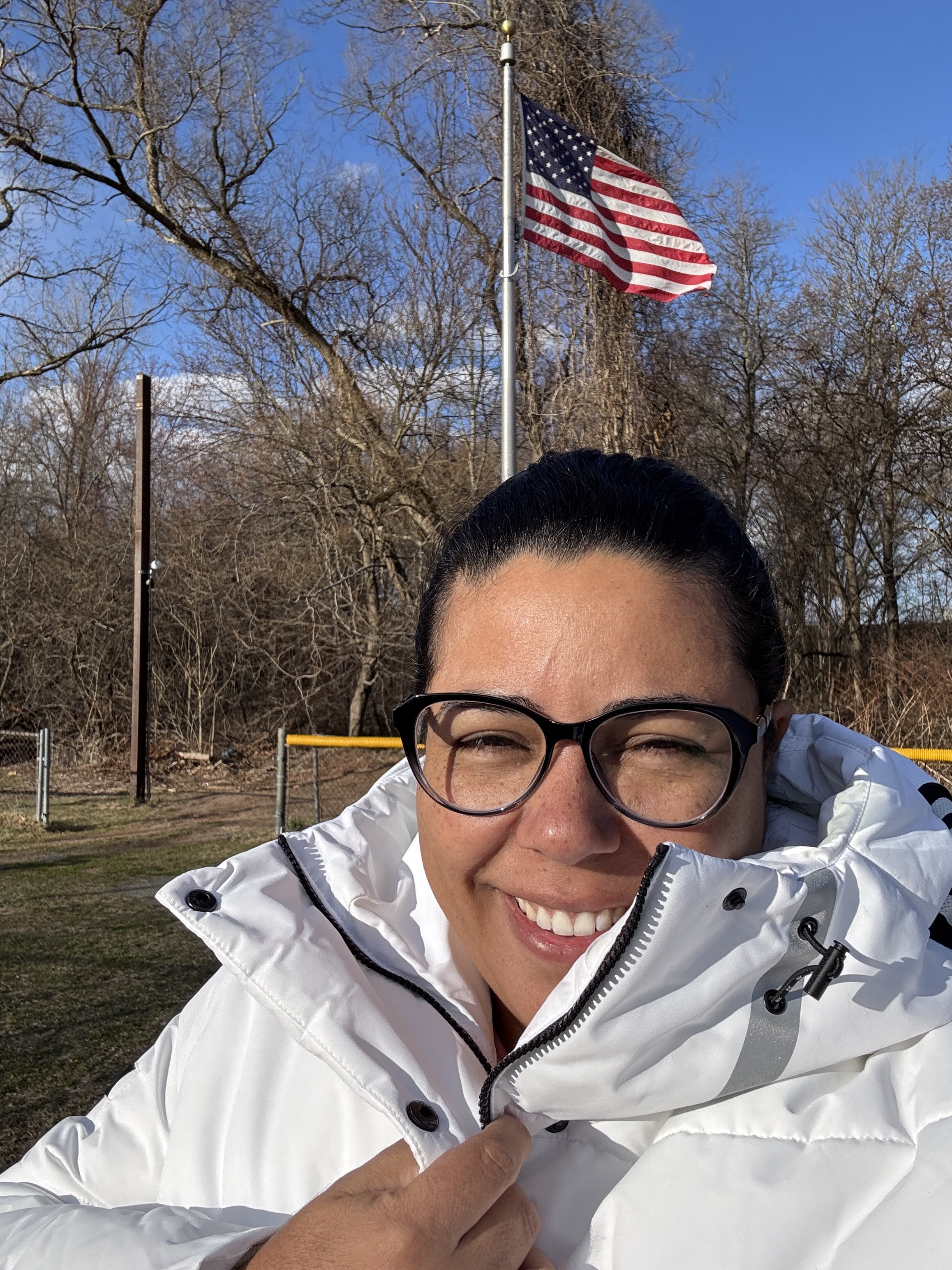 Rosa Bressan em frente à bandeira dos Estados Unidos
