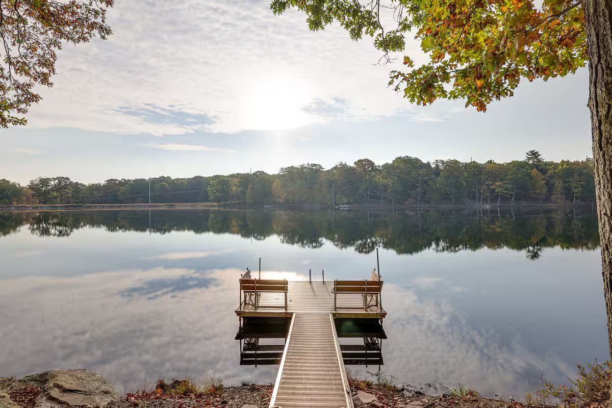 Old Mallard Lakefront Rental Home - Poconos