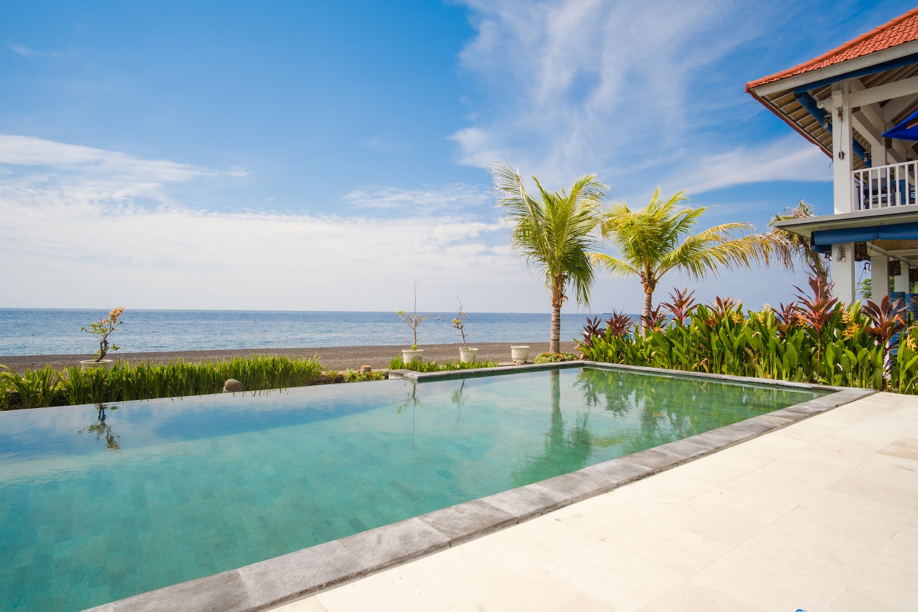 Infinity pool looking out to sea at Ocean Paradise