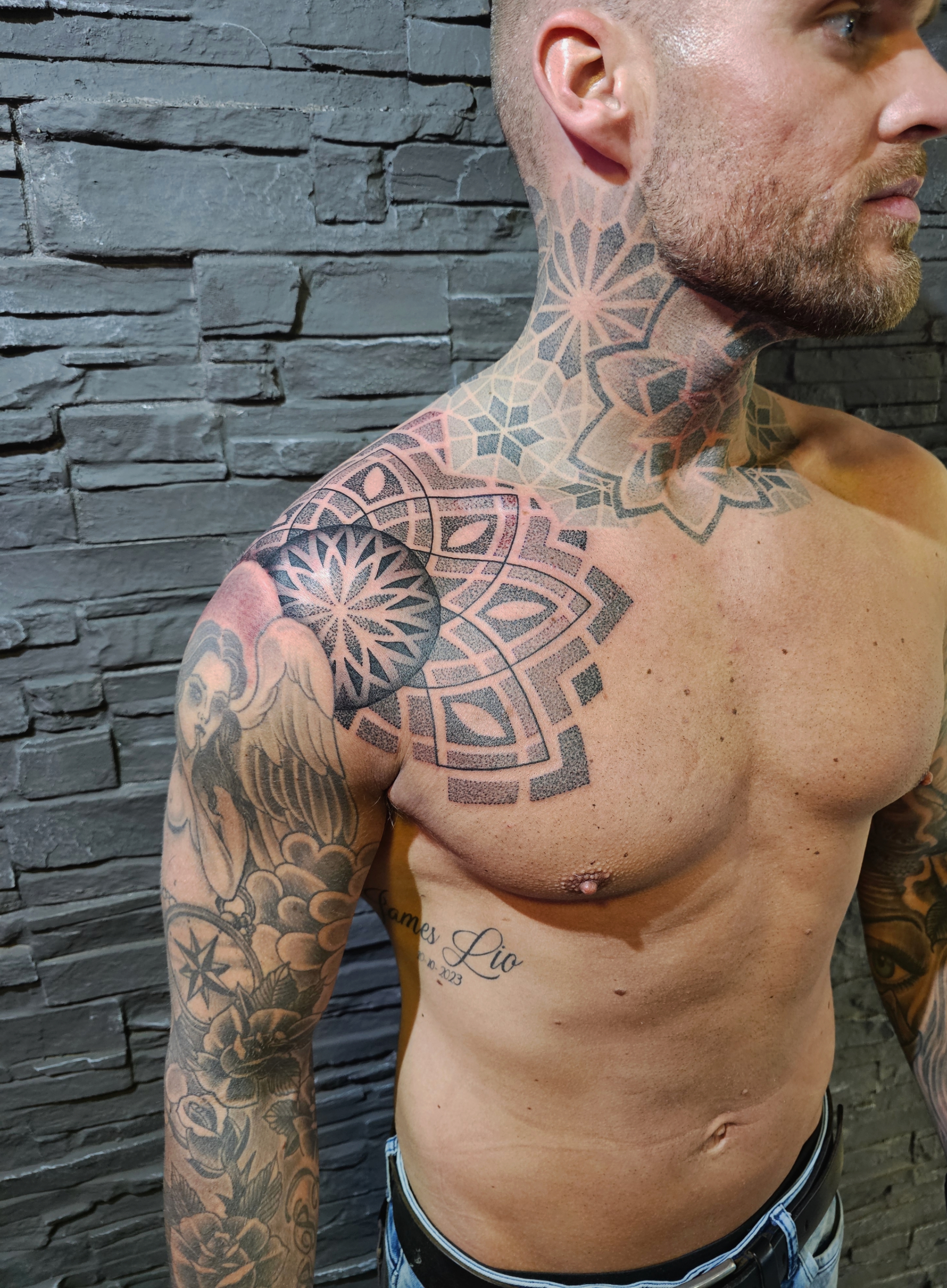 Mandala tattoo in zwart lijnwerk