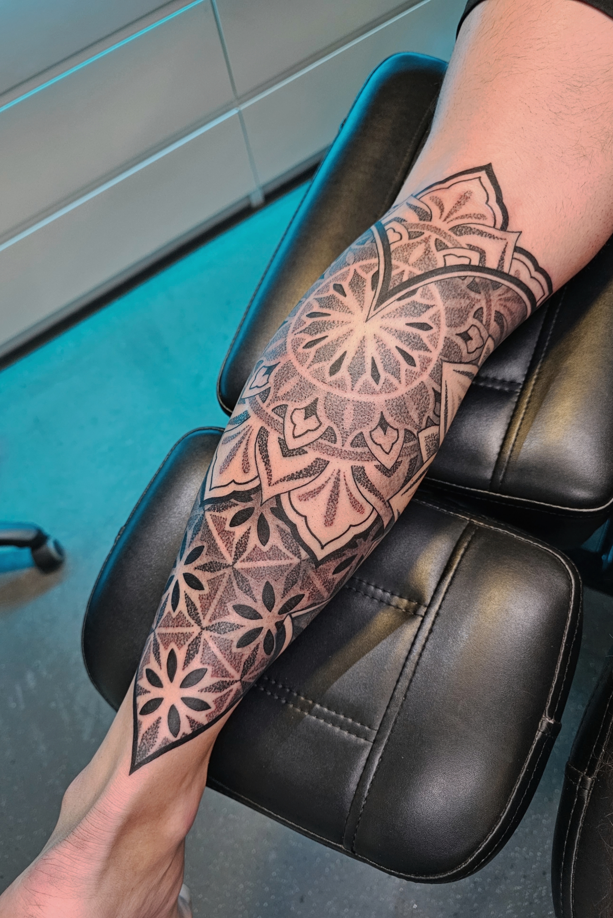 Mandala tattoo in zwart lijnwerk