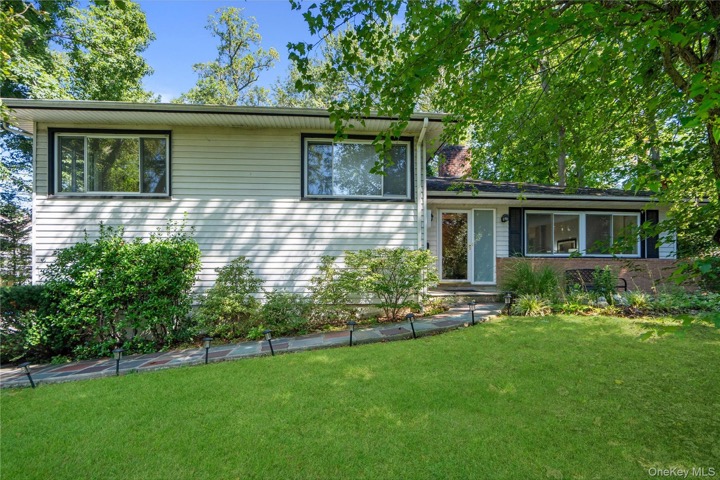 58 Ridge Drive East, Roslyn