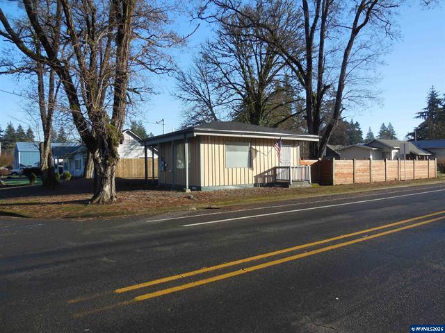 High traffic Main Street commercial retail building 711 Main St Lyons Oregon Linn County