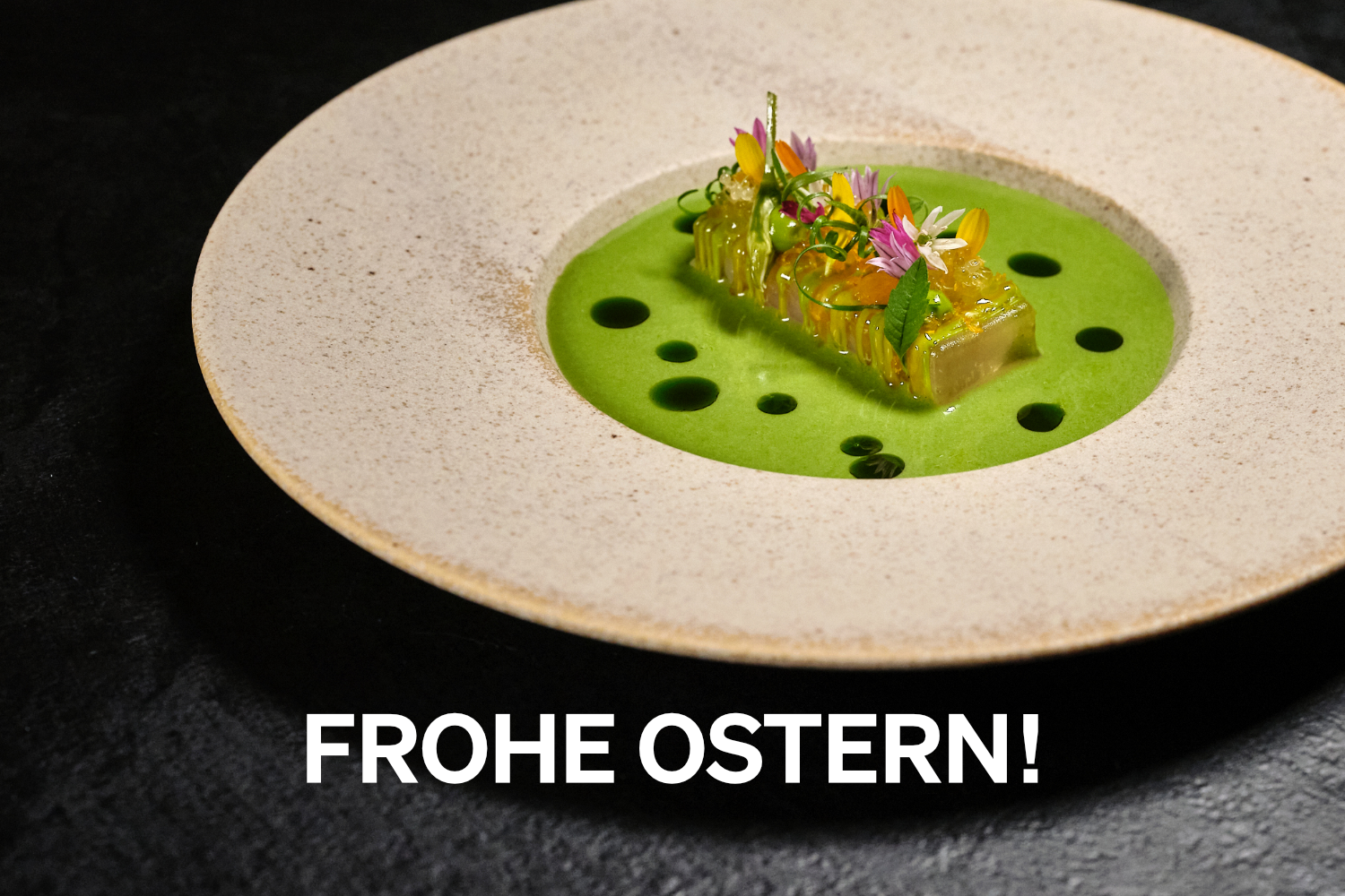 oster lunch roter hahn weißer teller mit blumen dekorierte zunge