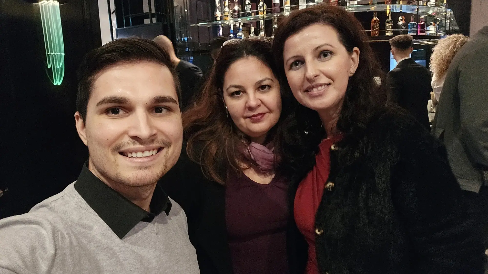 Grupuri de oameni socializând cu zâmbetul pe buze la Arise 2025