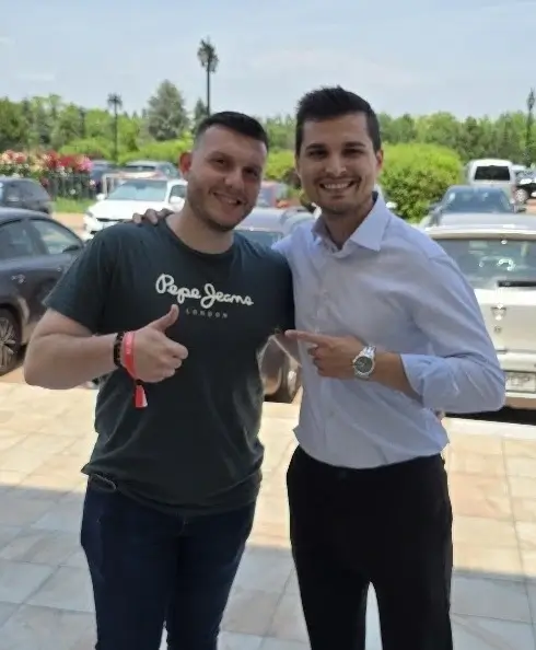 Zâmbete în zona de networking la Arise 2025