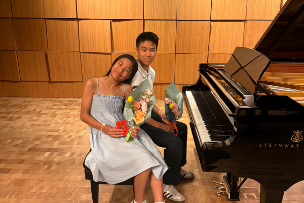 Neutral floral arrangements beside a grand piano at Steinway Hall Neutral floral arrangements beside a grand piano at Steinway Hall