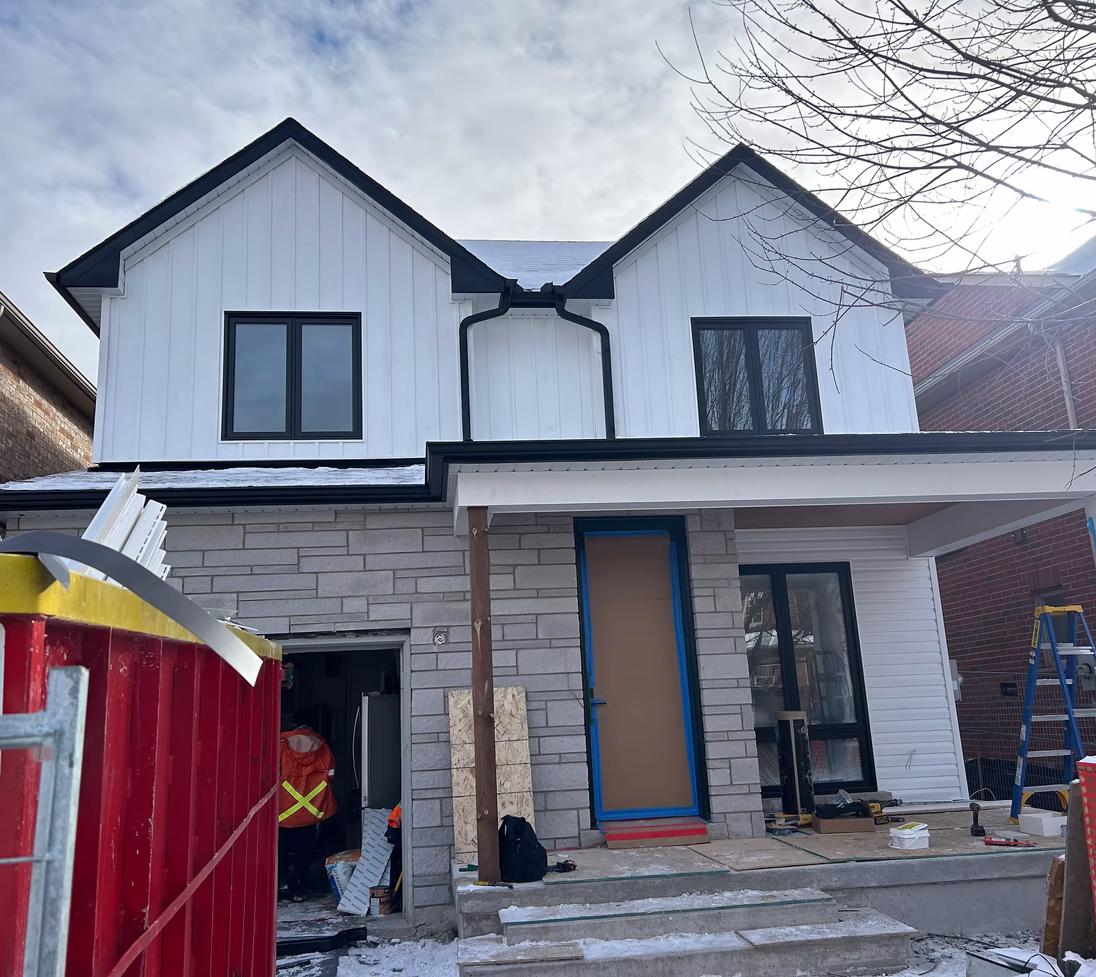 Modern custom home exterior with black aluminum gutters, dark soffit and fascia, and premium exterior finishing installed by Infinity Gutters in Ontario