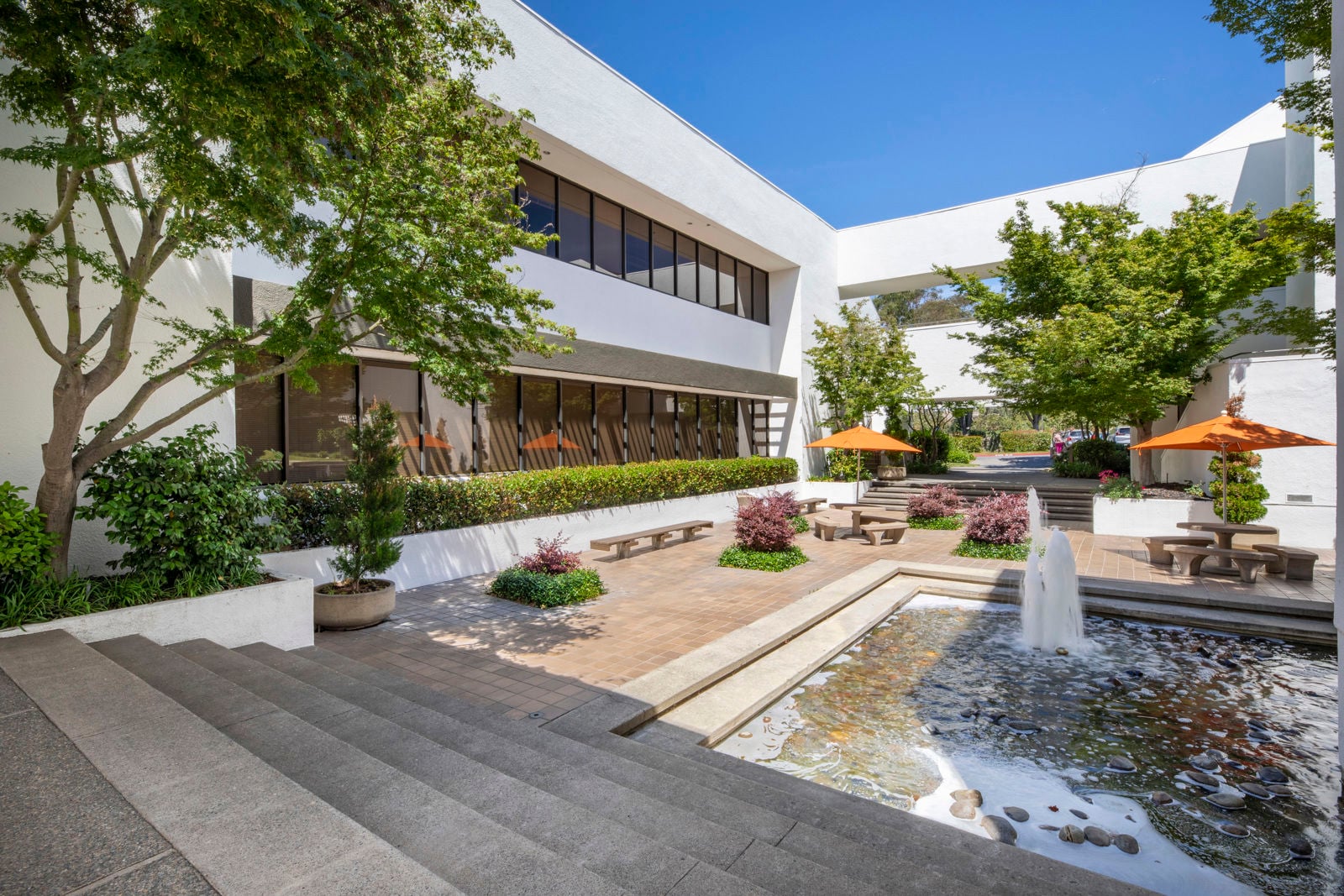 Delta&rsquo;s Sacramento offices: a sunlit courtyard with a fountain outside the building