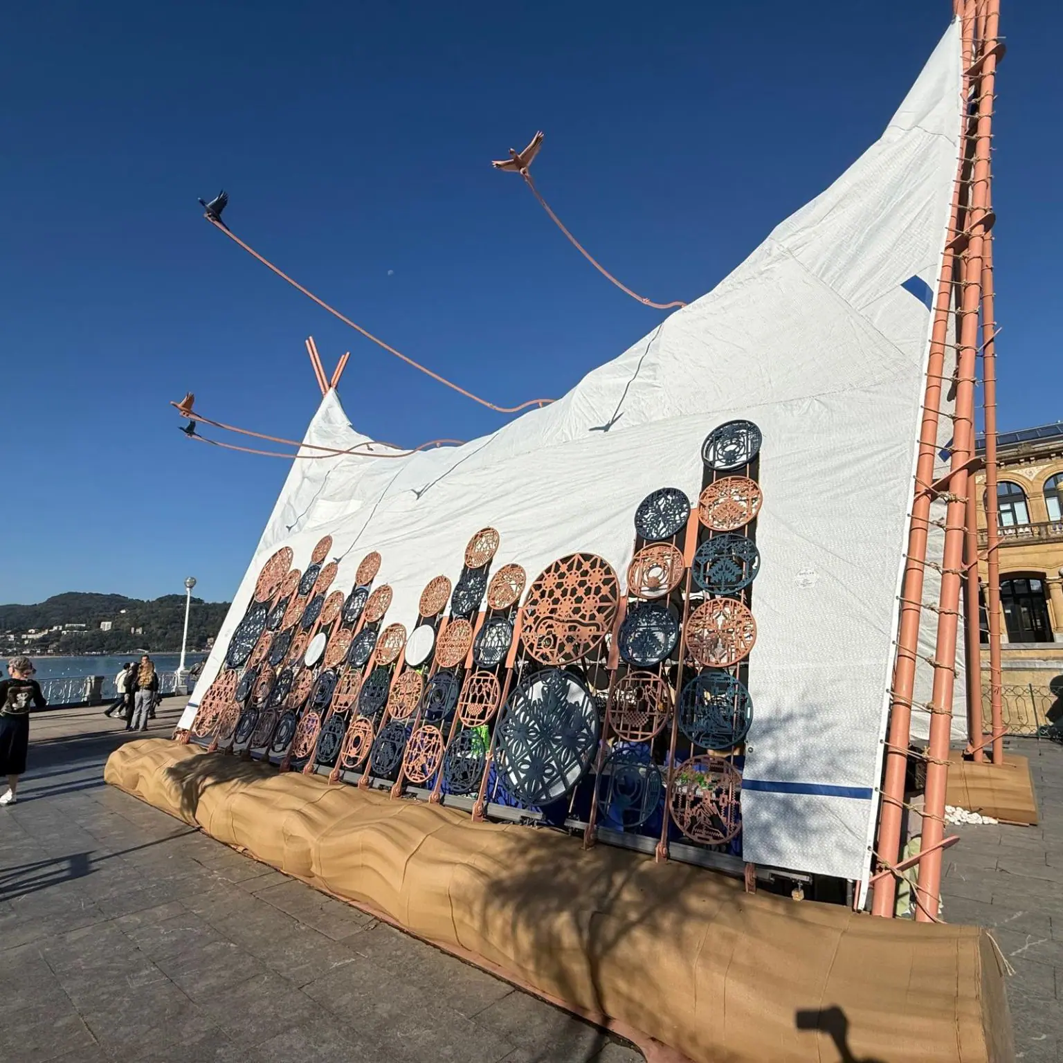 Tumaker en la Bienal Mugak 2025: fabricación aditiva a gran escala para una instalación arquitectónica sostenible