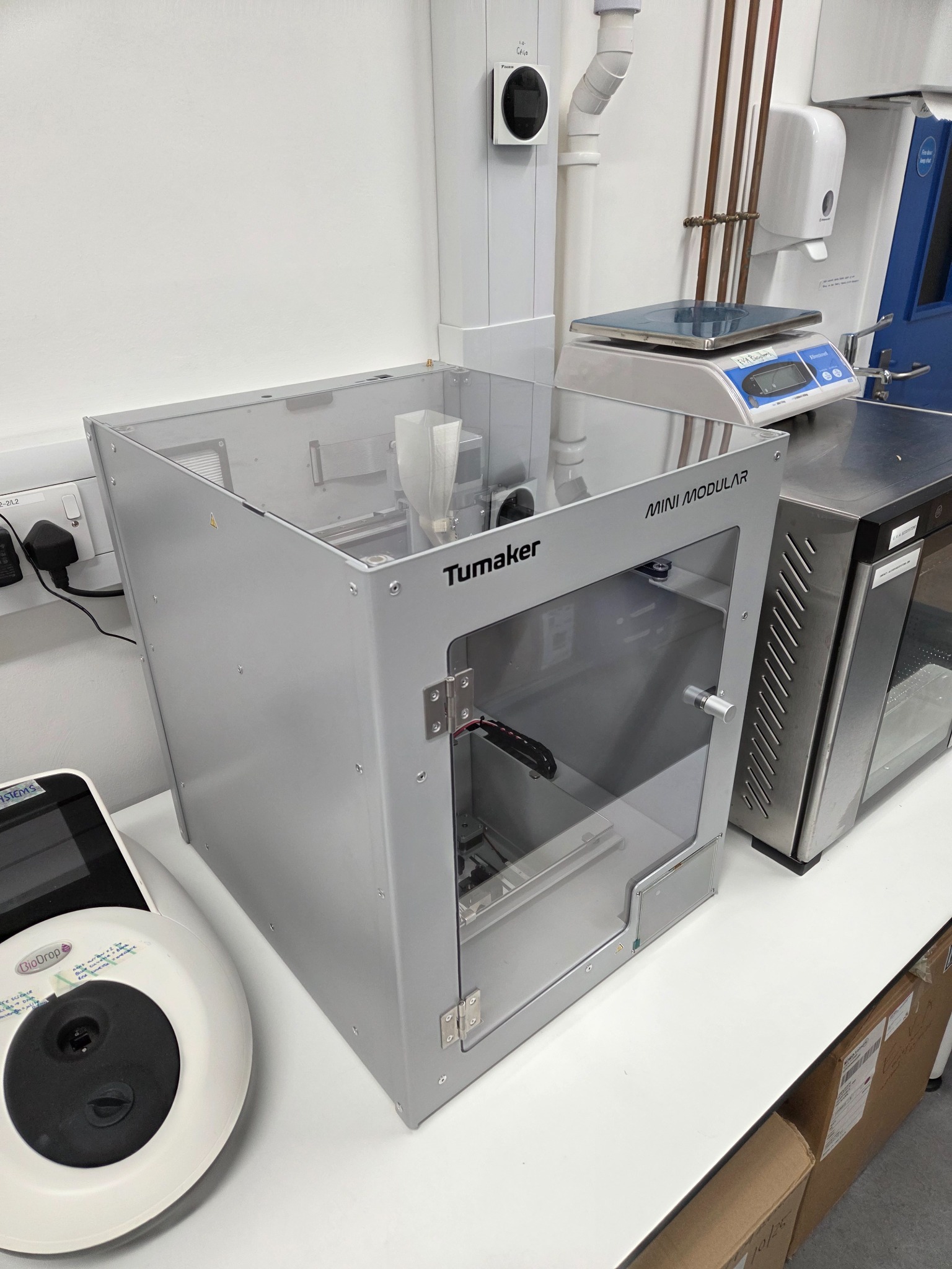 Tumaker Mini Modular para impresión 3D con pellet instalada en el laboratorio de E.V.A Biosystems. Tumaker Mini Modular para impresión 3D con pellet instalada en el laboratorio de E.V.A Biosystems.