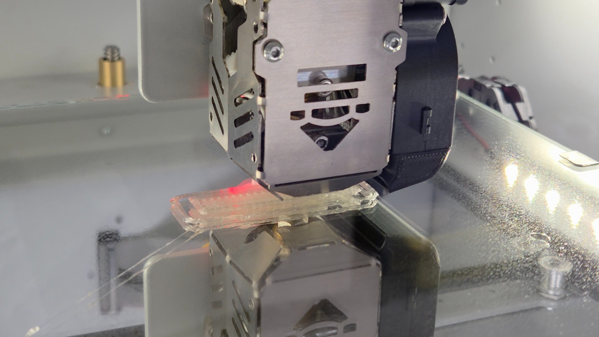 Impresión 3D directa con pellet durante pruebas de nuevas formulaciones poliméricas. Impresión 3D directa con pellet durante pruebas de nuevas formulaciones poliméricas.