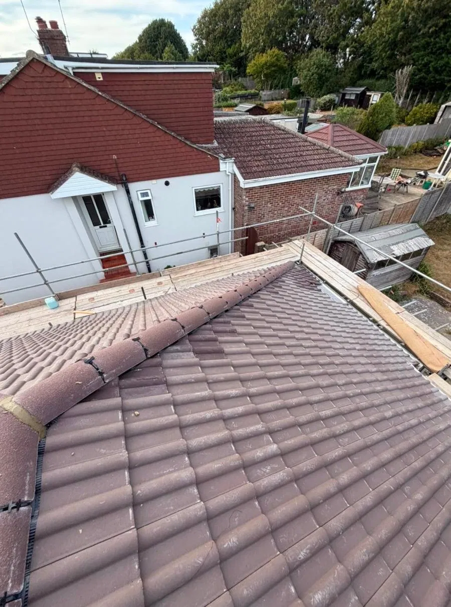Tiled roof with a new dry ridge system