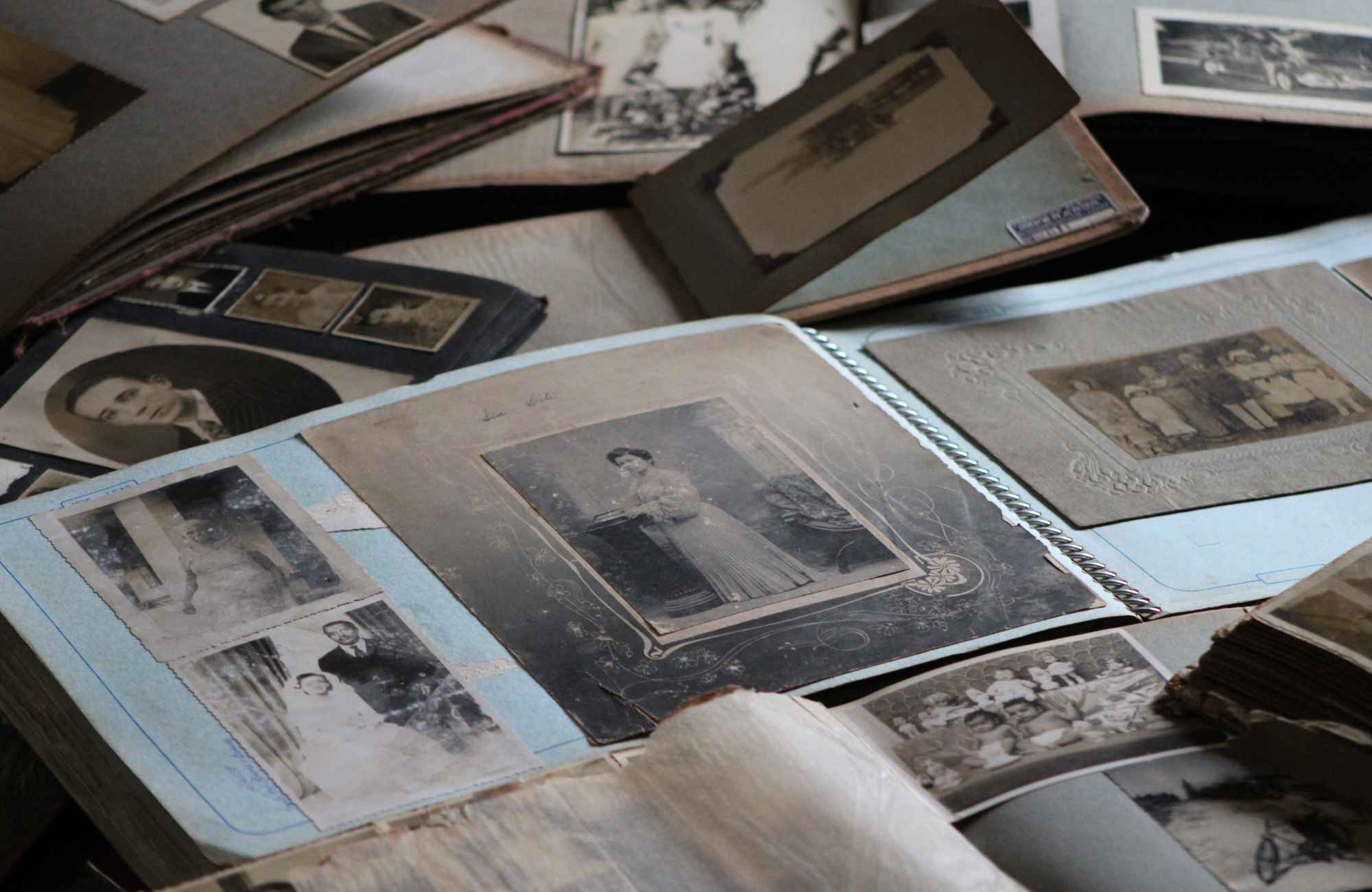 shannon's-organizing-solutions-prescott-az-preserving-sentimental-belongings-old-photo-albums-with-black-and-white-photographs-orderly
