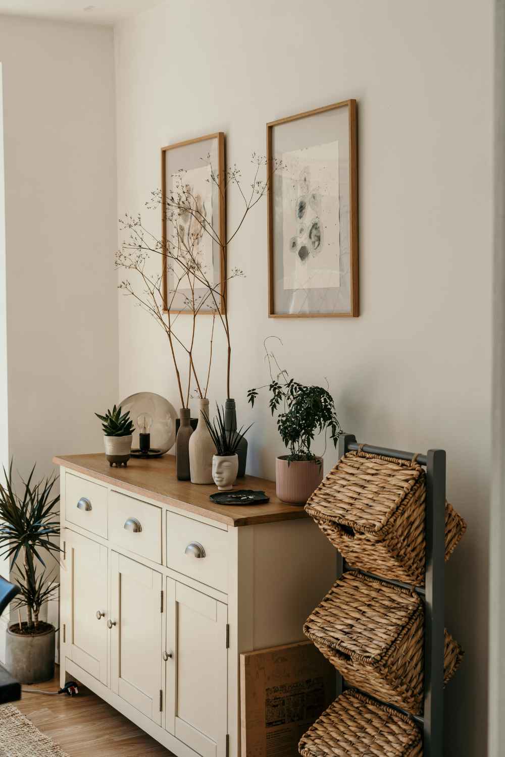professional-home-organizer-sedona-az-settled-after-move-entryway-table-with-organization-baskets-life-changing-move-management professional-home-organizer-sedona-az-settled-after-move-entryway-table-with-organization-baskets-life-changing-move-management