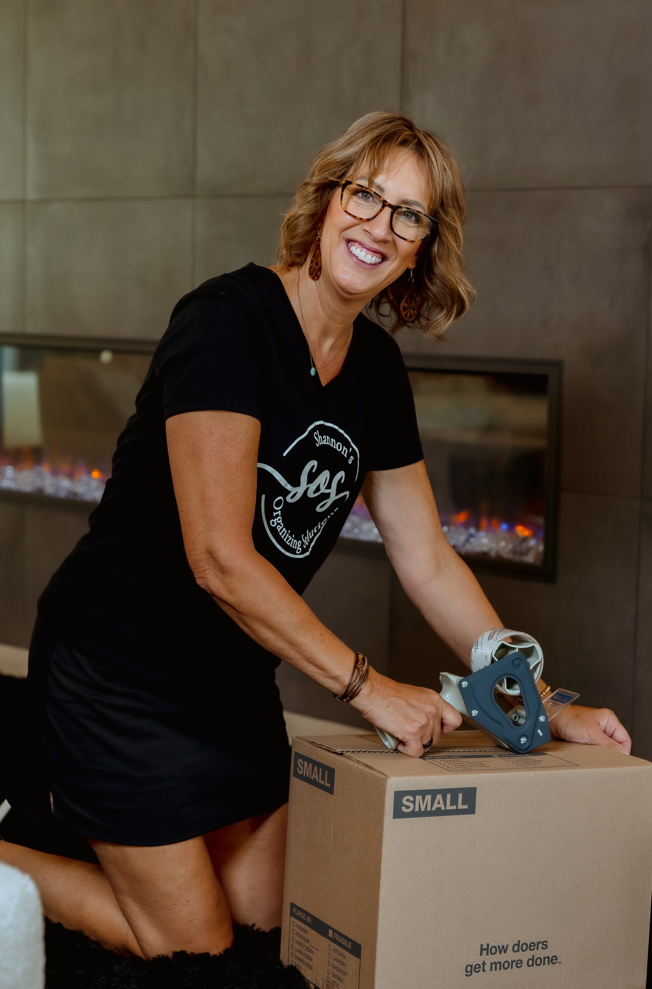 shannon taping a box helping with move management service