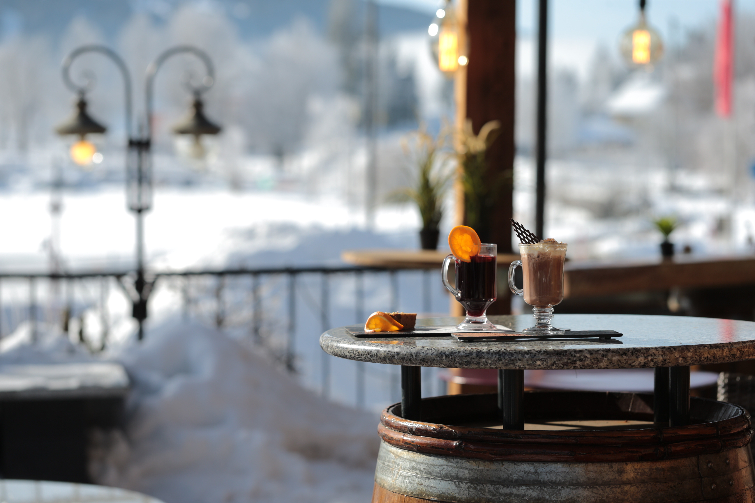 Table d’after-ski avec boissons face au lac en hiver