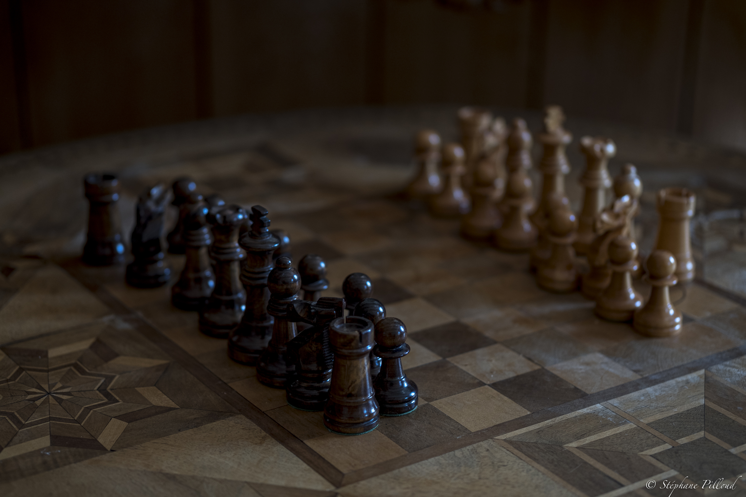 Table d’échecs dans l’espace détente de l’Hôtel de la Truite