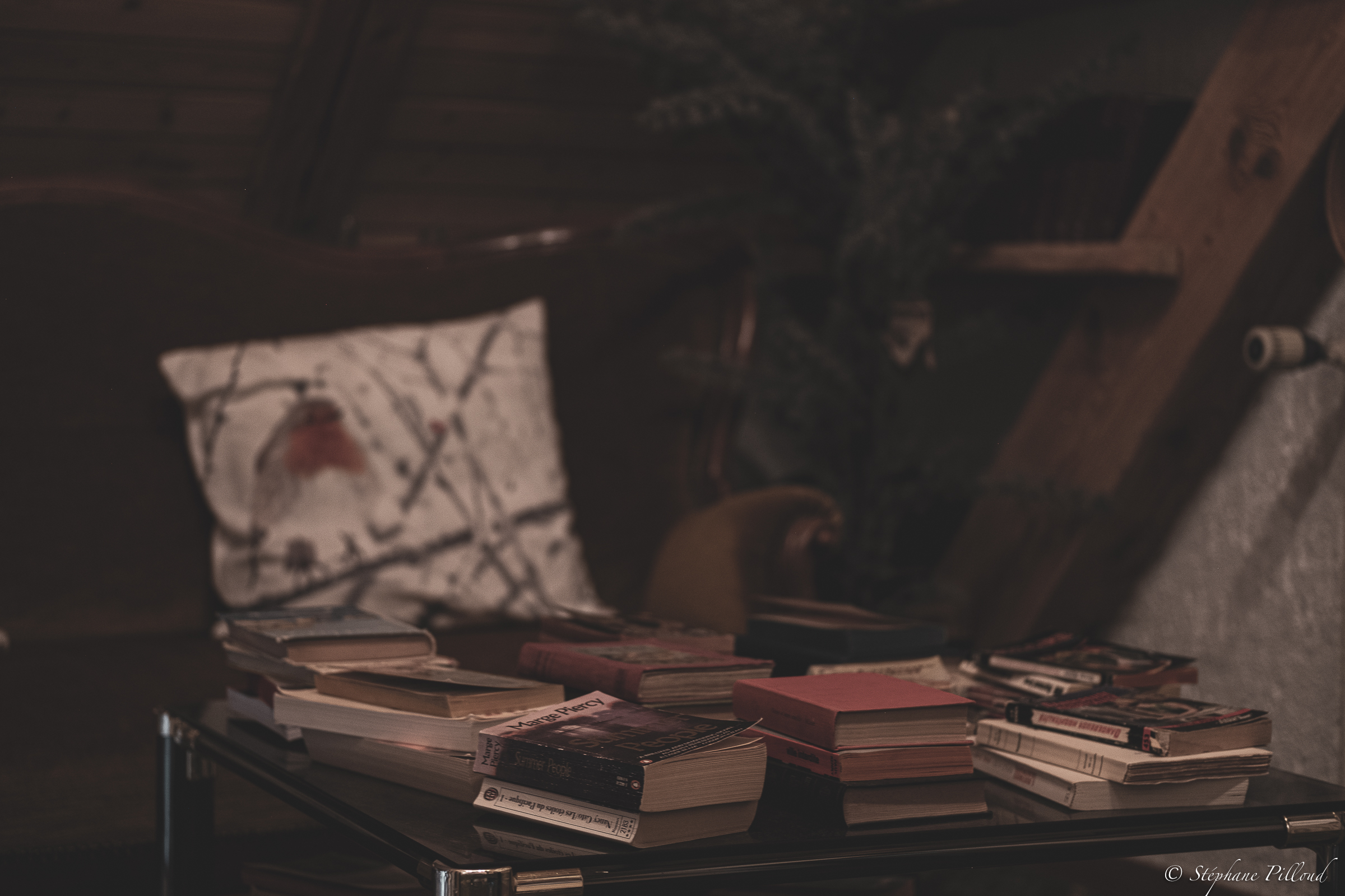 Coin lecture chaleureux dans une chambre de l’Hôtel de la Truite