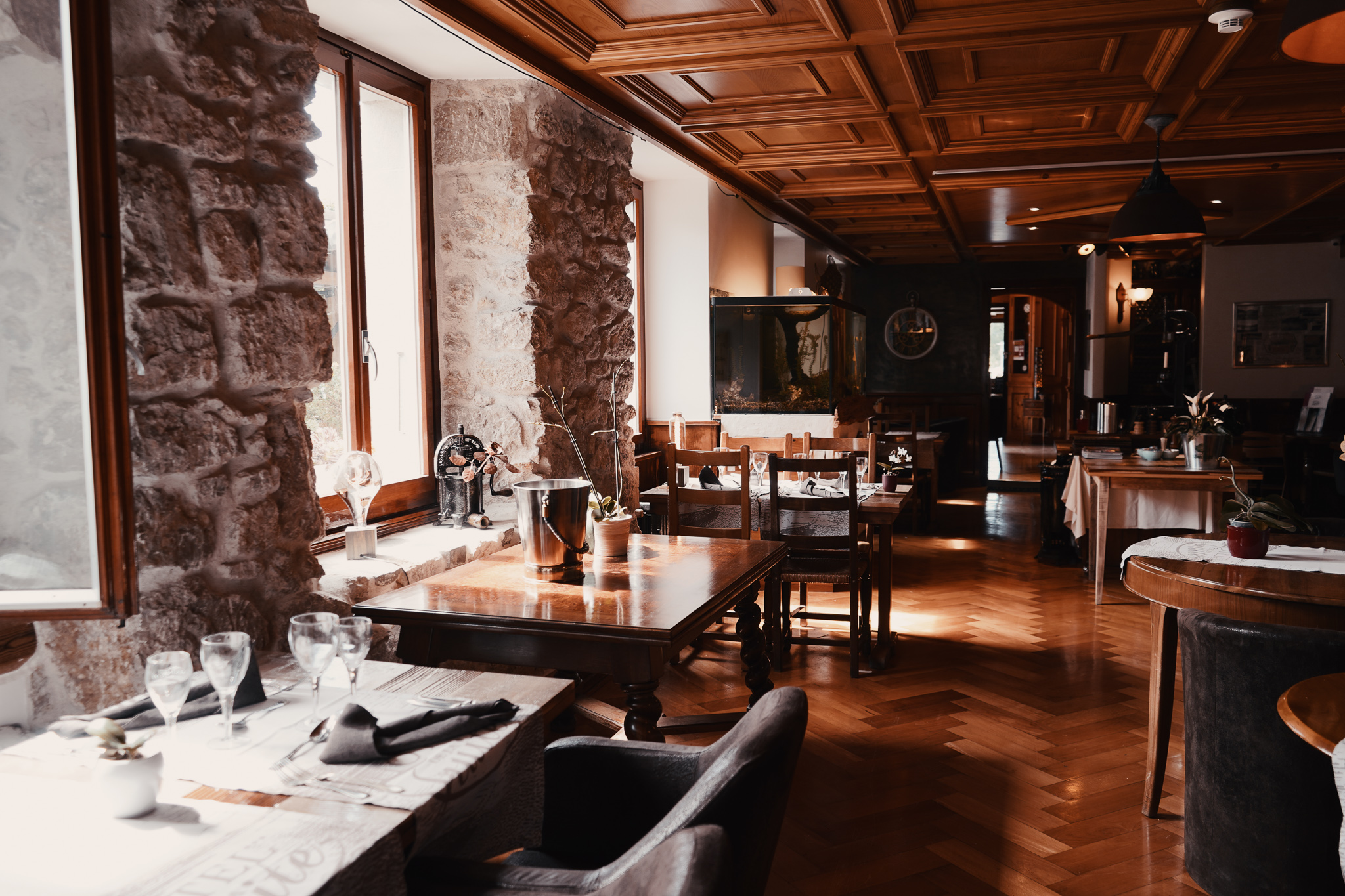 Salle du restaurant de la Truite avec pierres apparentes