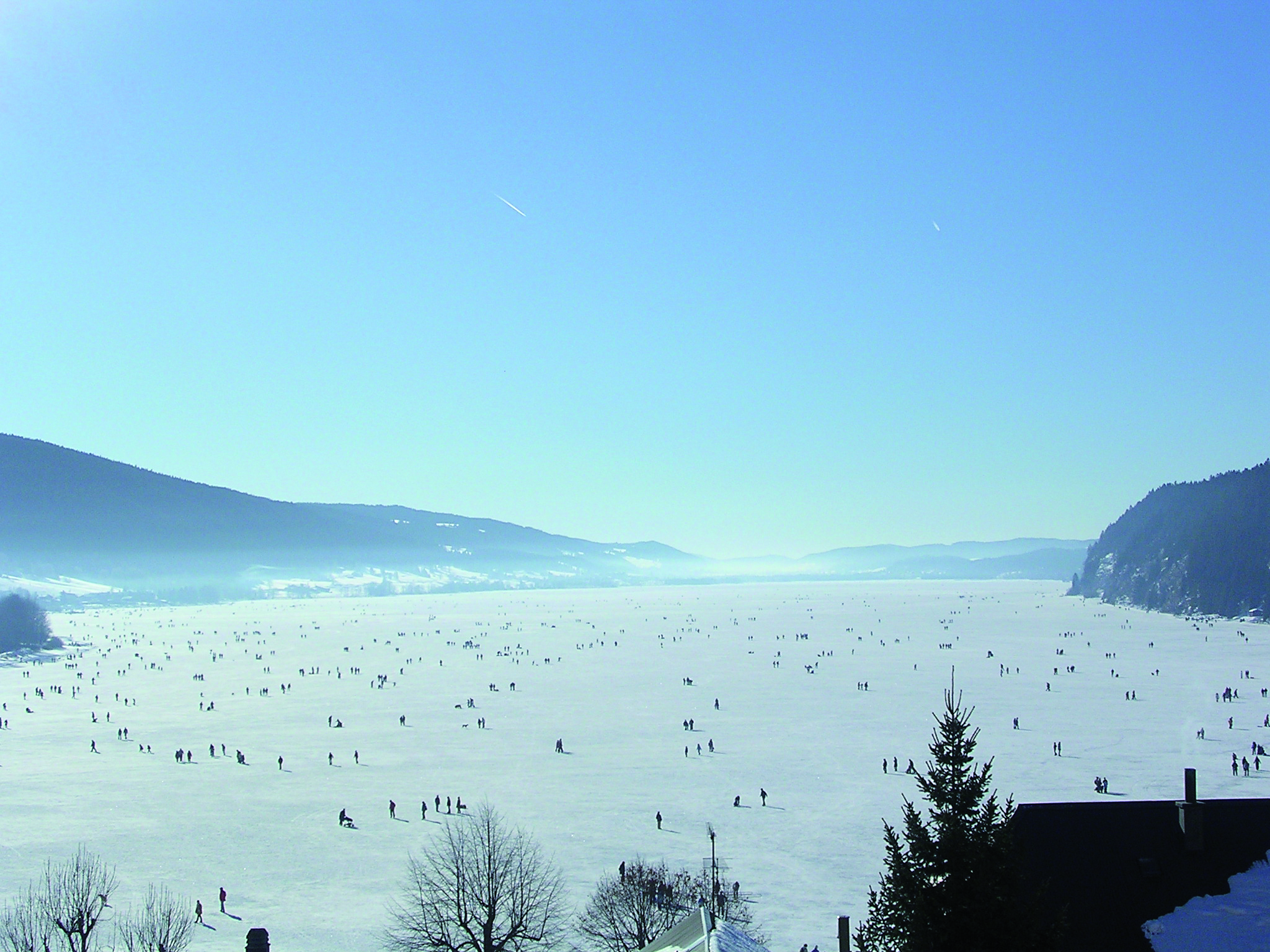 Lac de Joux gelé en hiver vue plongeante
