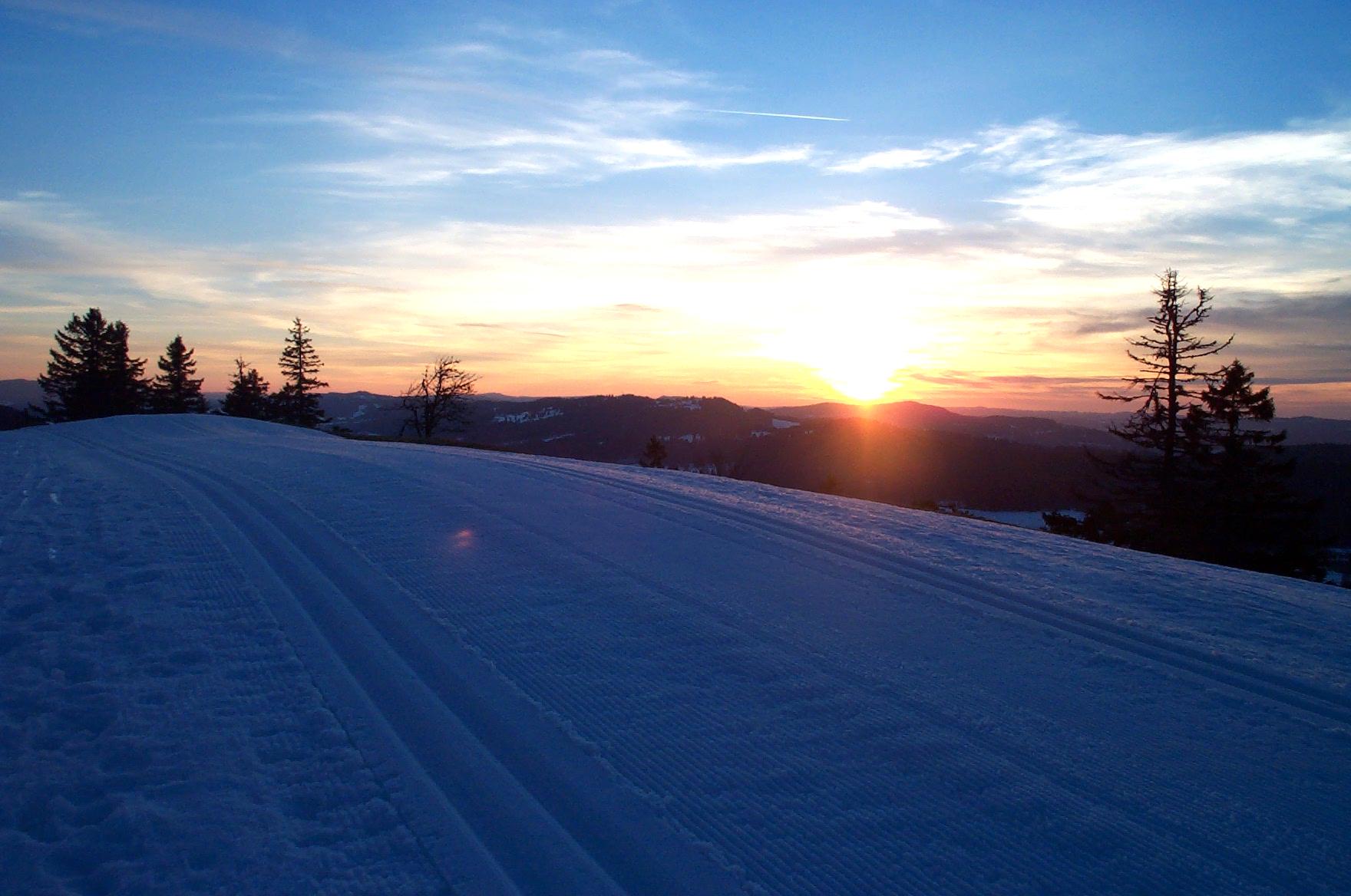 Lever de soleil sur les pistes du Jura vaudois