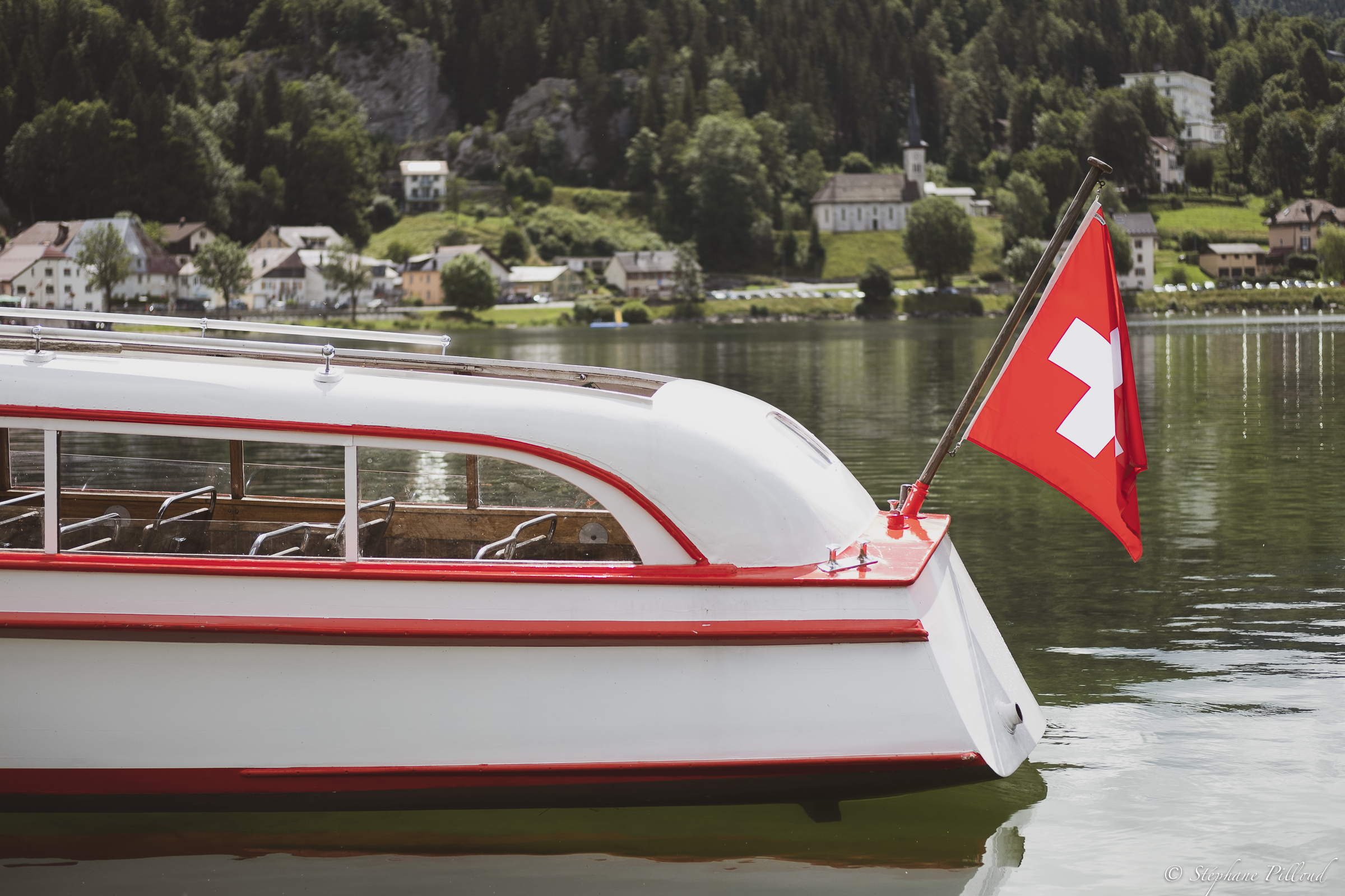 Bateau Caprice II sur e Lac de Joux devant le village du Pont