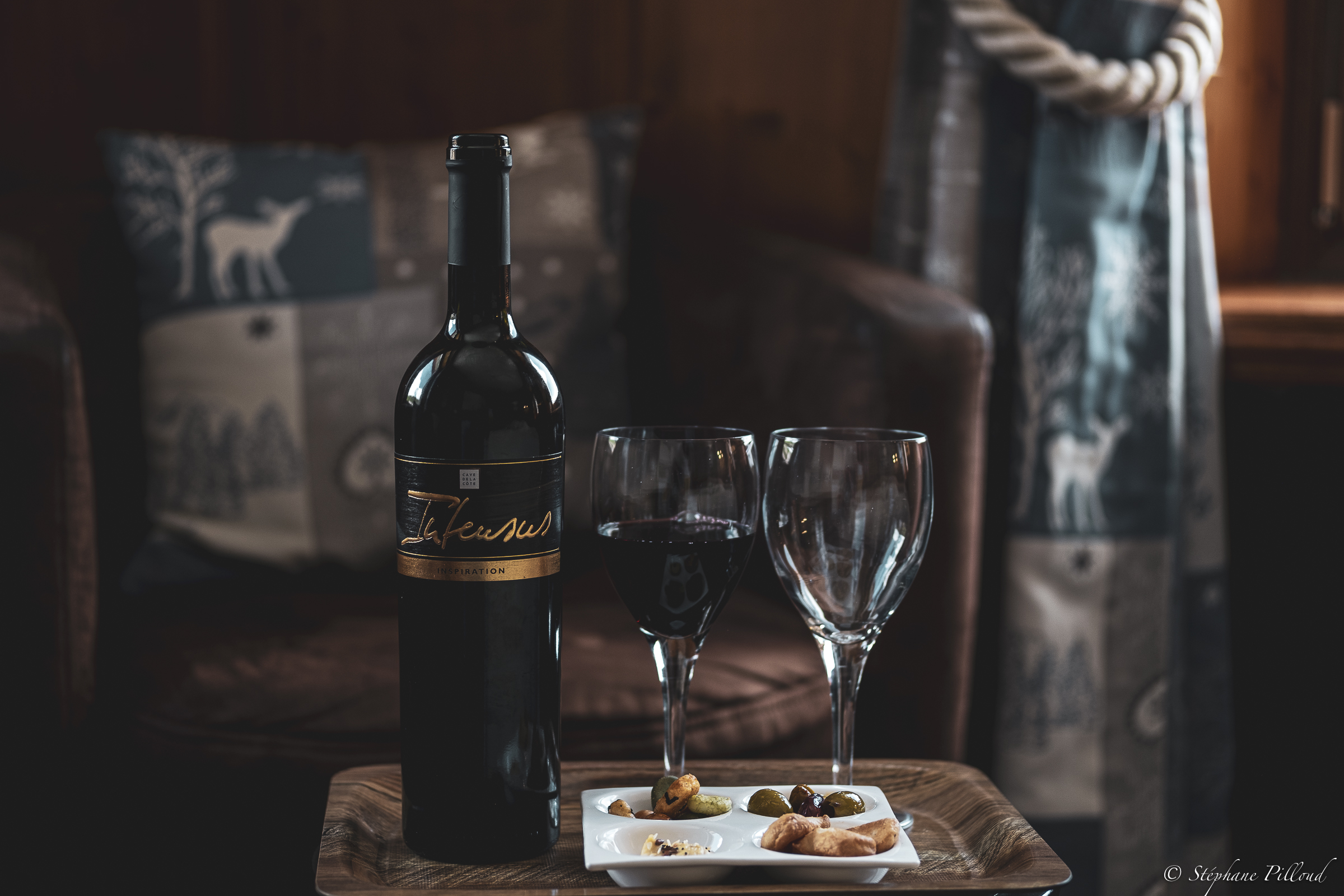 Table dressée avec vin rouge dans l'espace lounge de l'Hôtel de la Truite