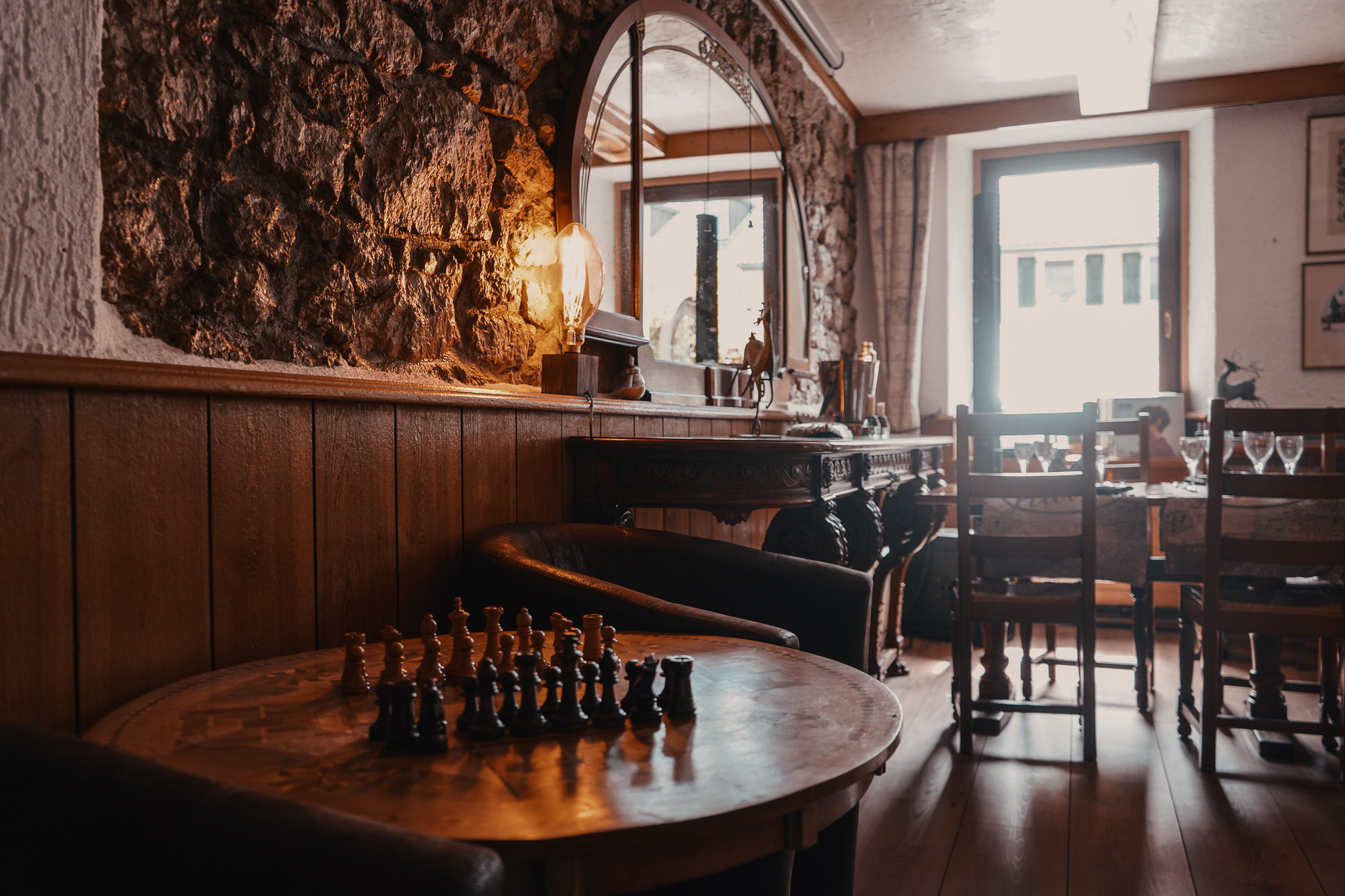 Coin bar authentique en bois à l’Hôtel de la Truite