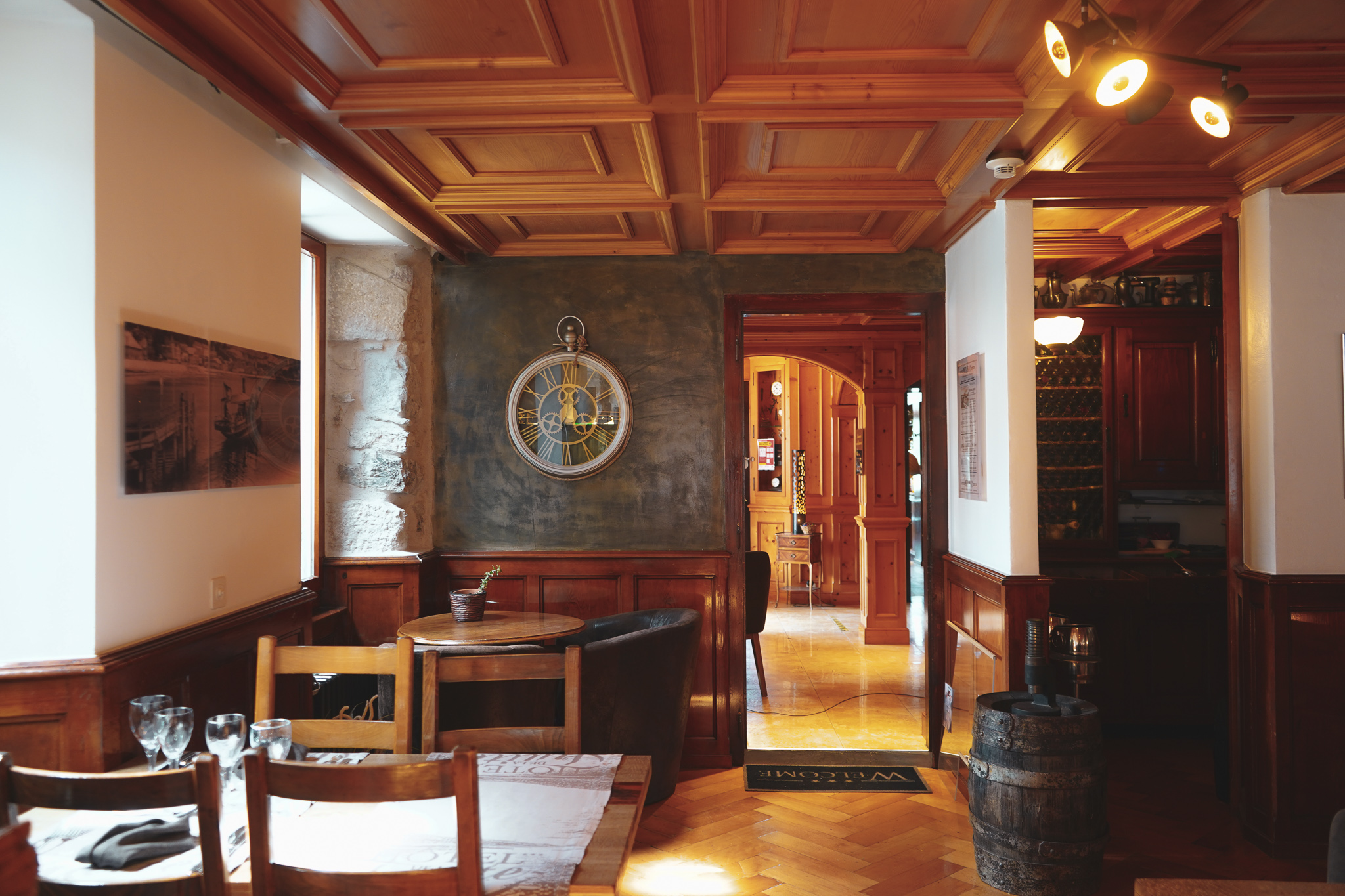 Salle boisée du restaurant de la Truite avec décoration traditionnelle et lumière naturelle
