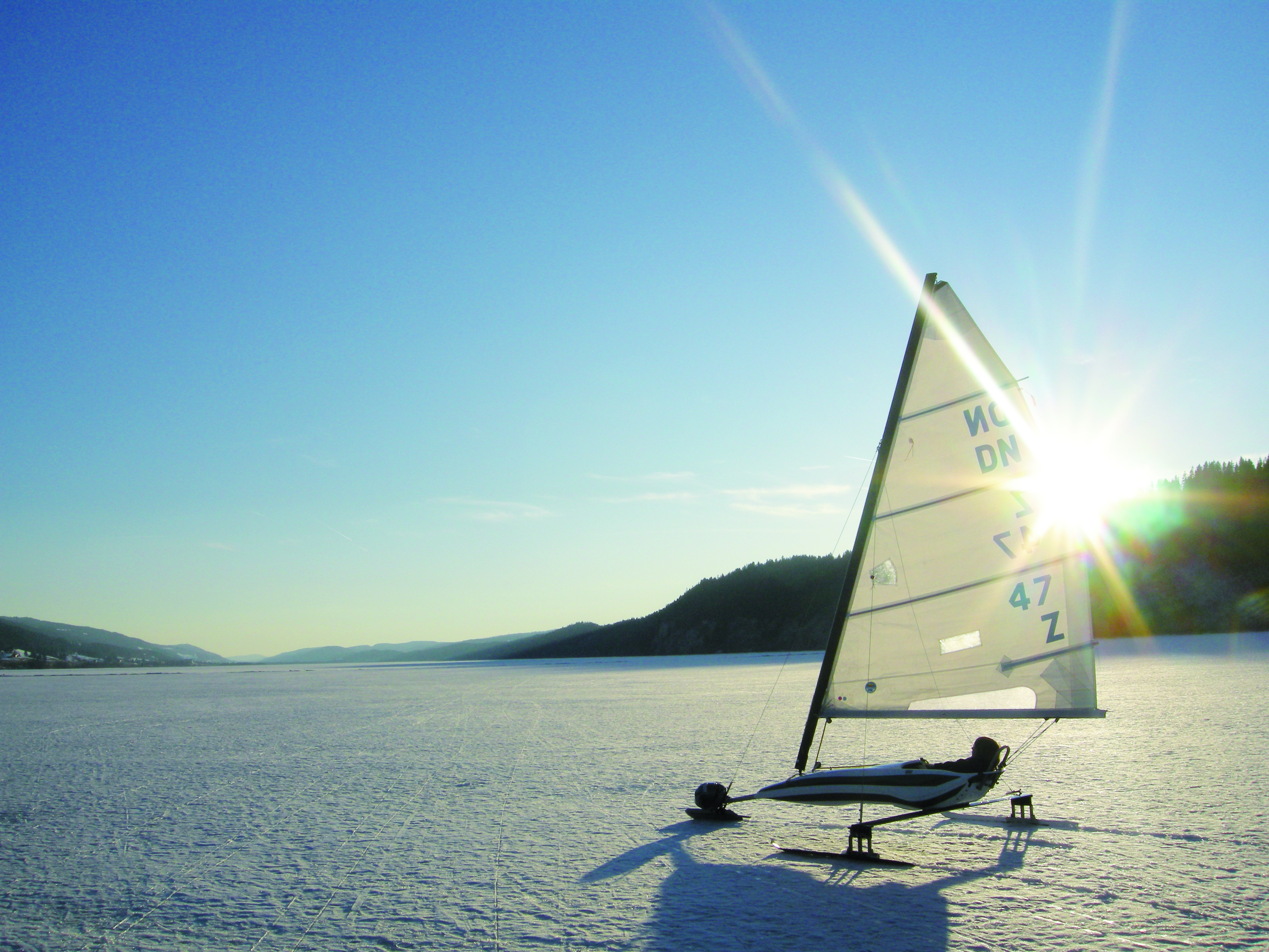 Voile sur glace au Lac de Joux en hiver – activités nordiques