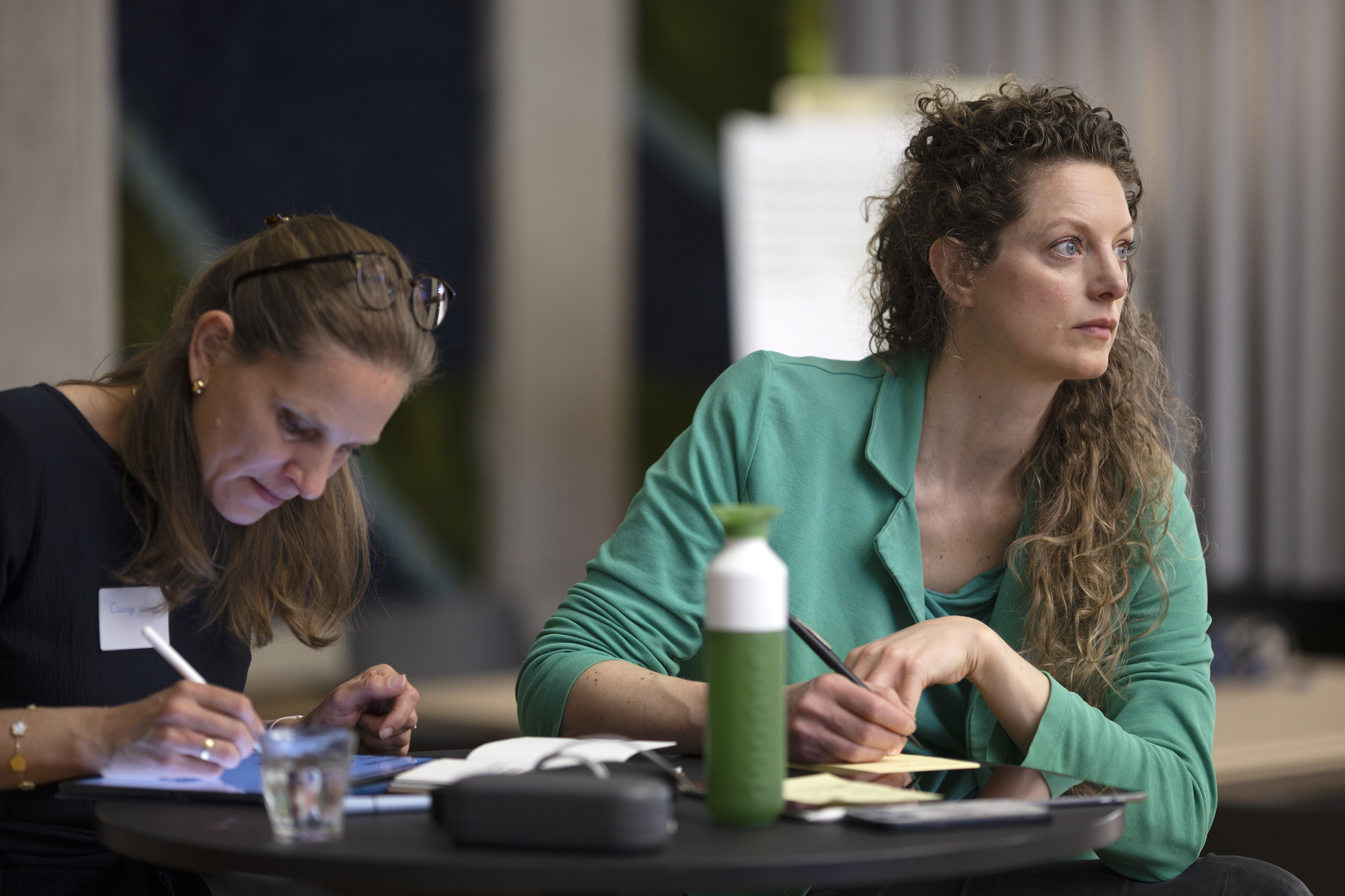 Zakelijk tekenaars Claartje Visser en Lot Bakker aan het werk