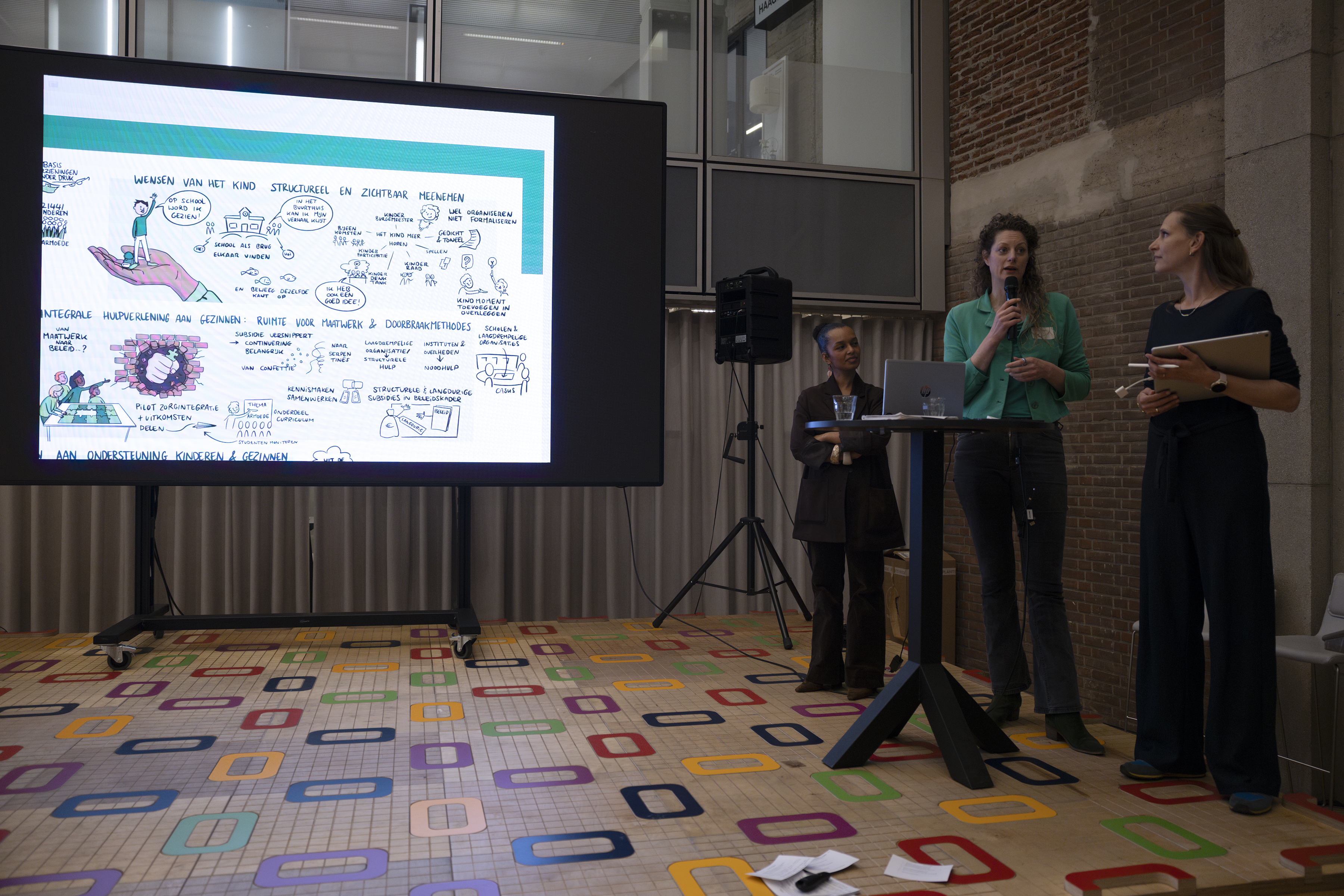 Zakelijk tekenaars Claartje Visser en Lot Bakker presenteren een visueel verslag voor de gemeente Rotterdam