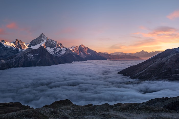 Berge mit Wolken – Betriebliche Gesundheitsförderung für Weitblick und nachhaltige Gesundheit