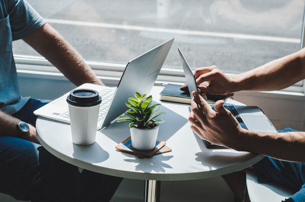Business-Meeting am Tisch – Steuerliche Vorteile BGM für Unternehmen