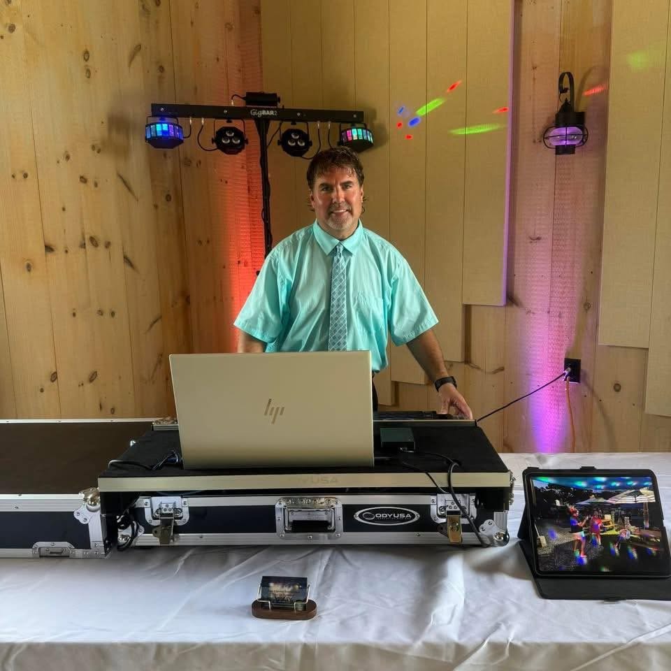 DJ Dave Voss of Keep It Spinnin Entertainment, Delaware's premier wedding DJ and MC