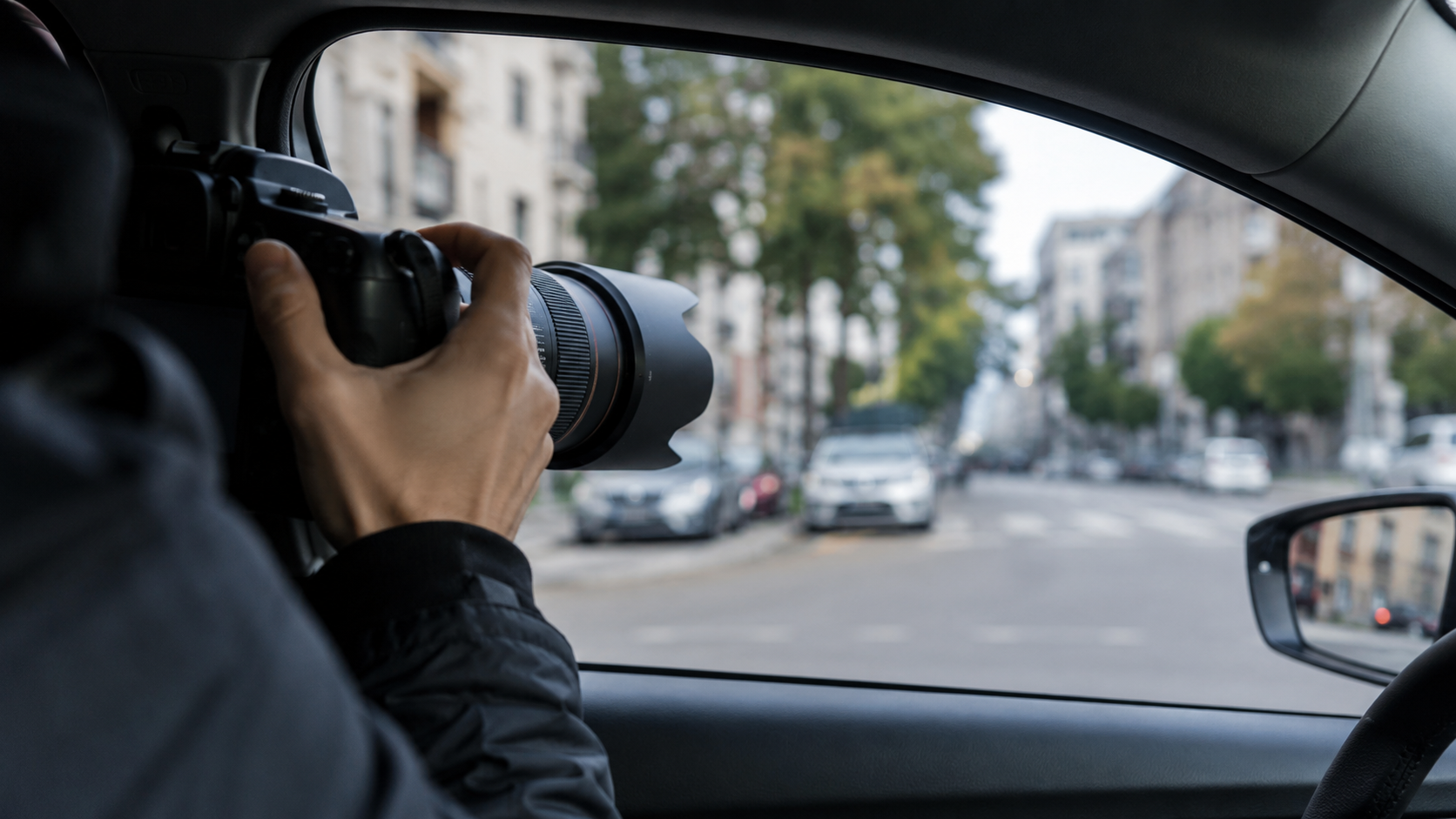 Investigador privado realizando vigilancia discreta con cámara de teleobjetivo desde un auto en Puerto Rico Investigador privado realizando vigilancia discreta con cámara de teleobjetivo desde un auto en Puerto Rico