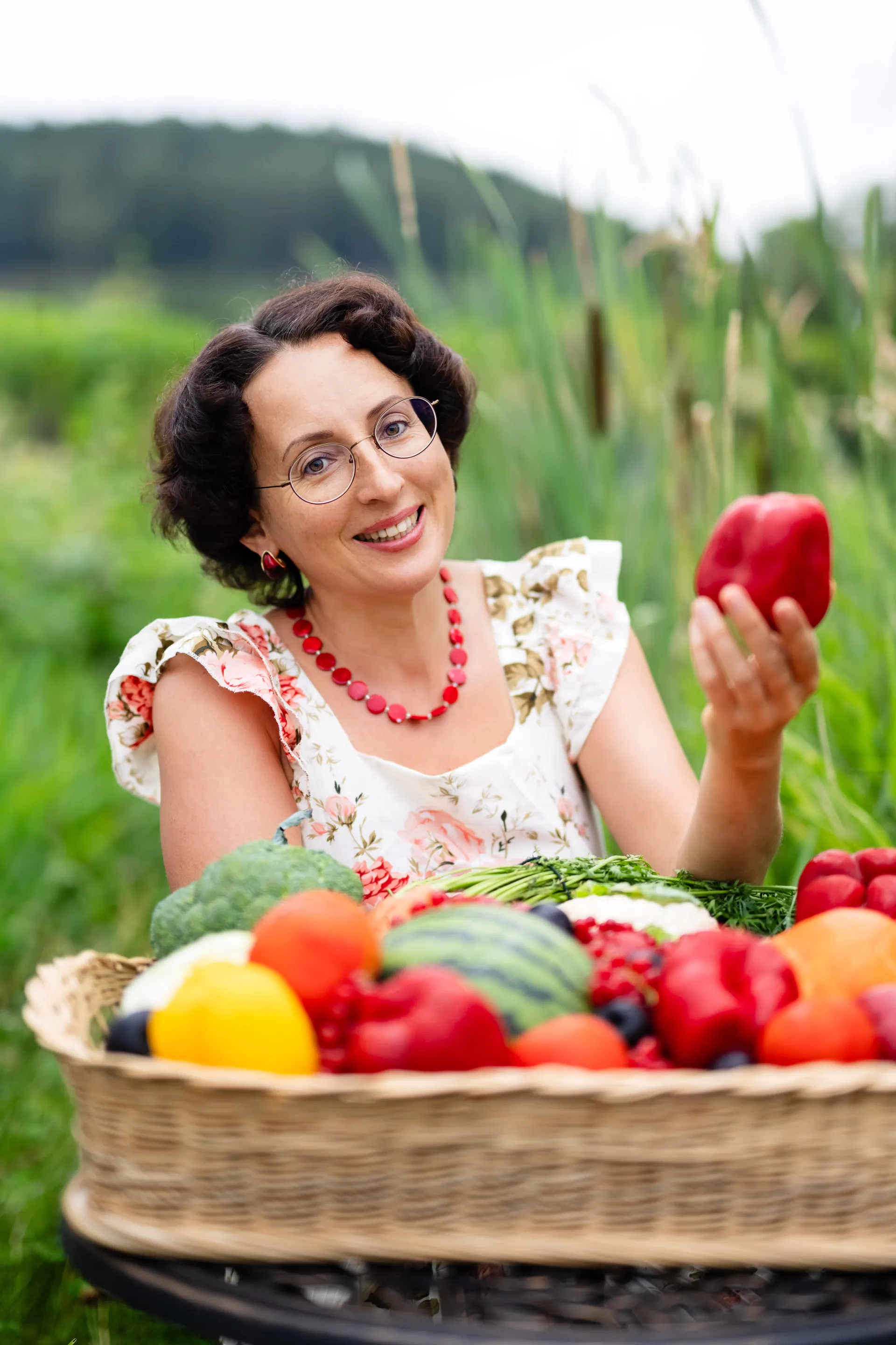 Nadia Krol mit Ernte aus dem eigenen Garten