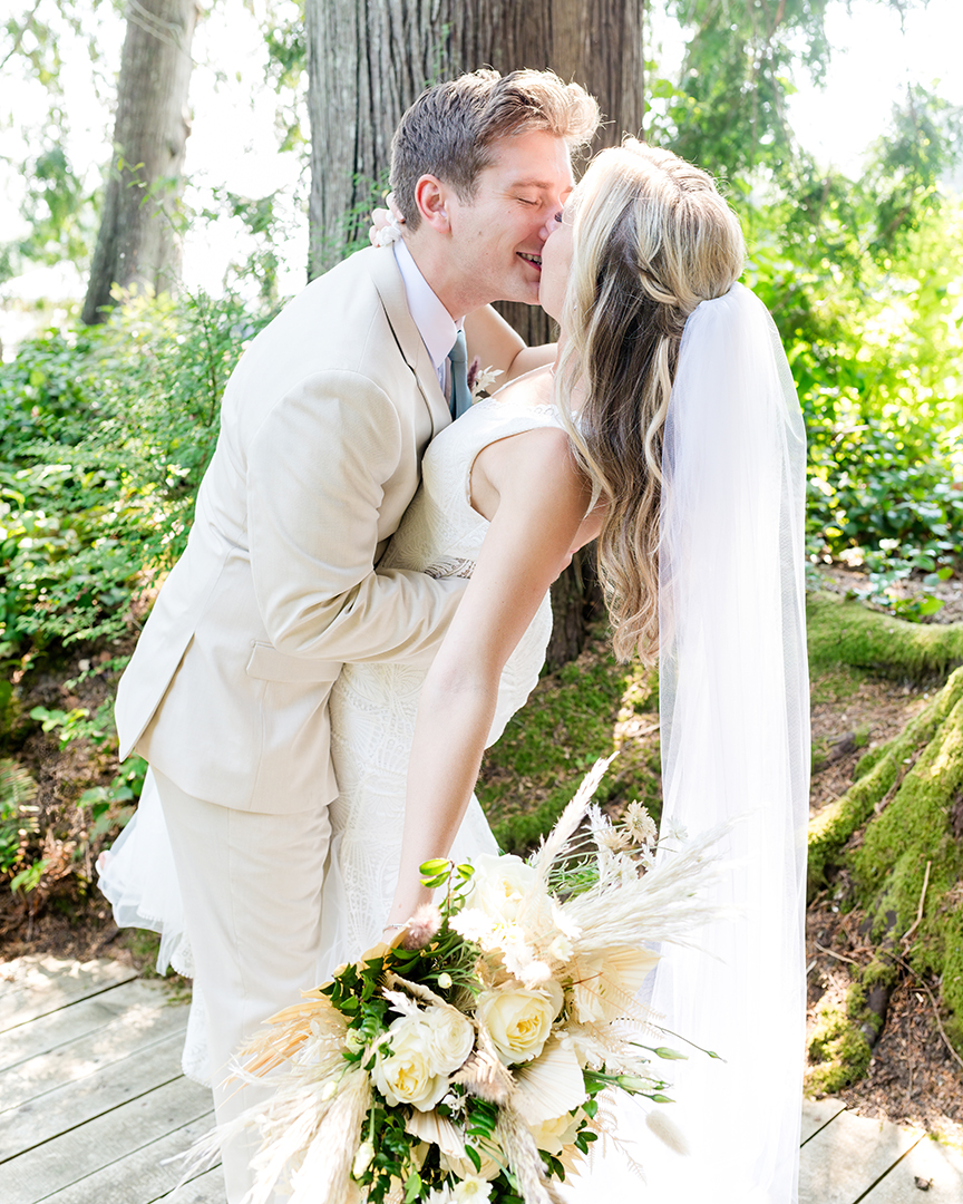 Kiss during first look