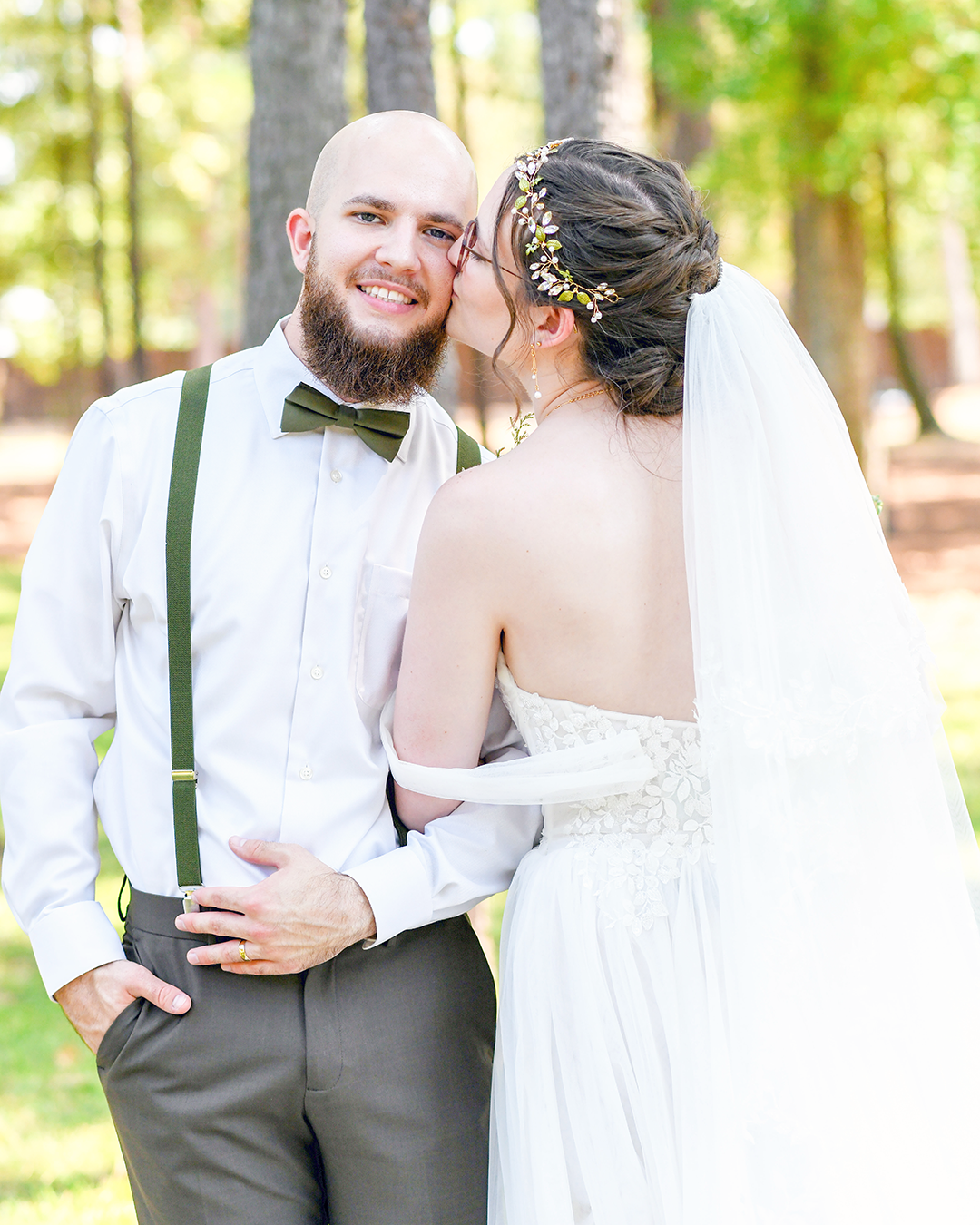Profile picture of Adina holding her camera. 