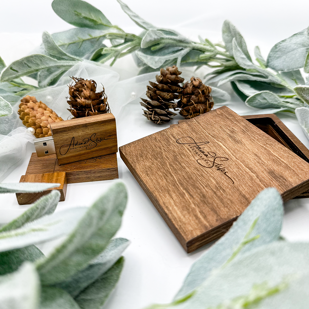 Profile picture of Adina holding her camera. 