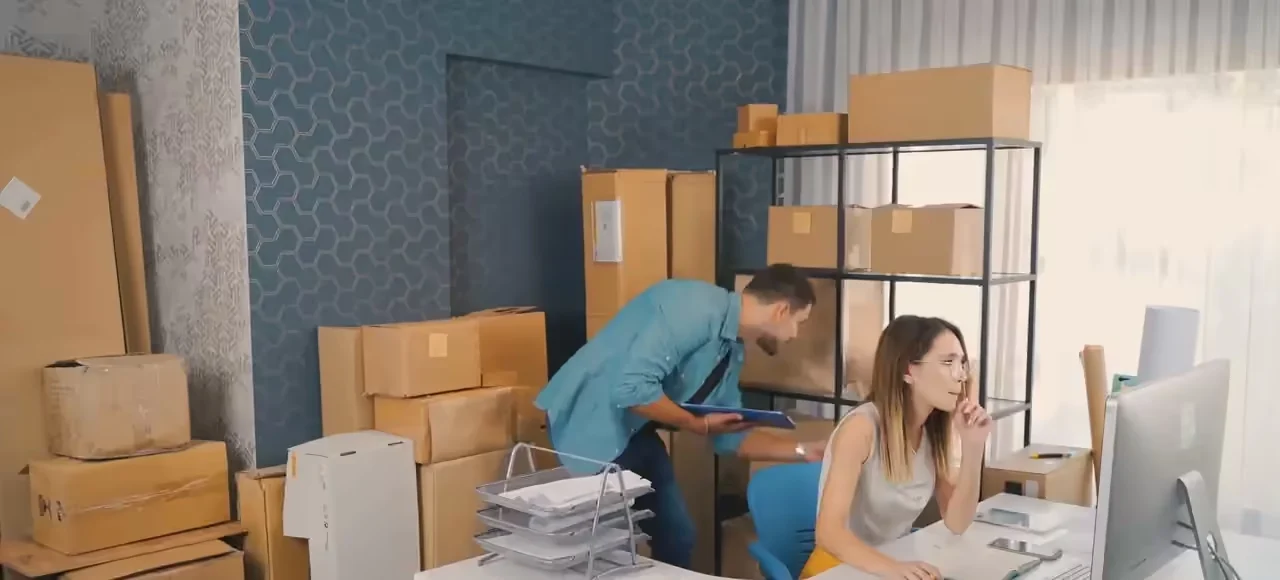 Equipe de uma pequena empresa trabalhando no escritório