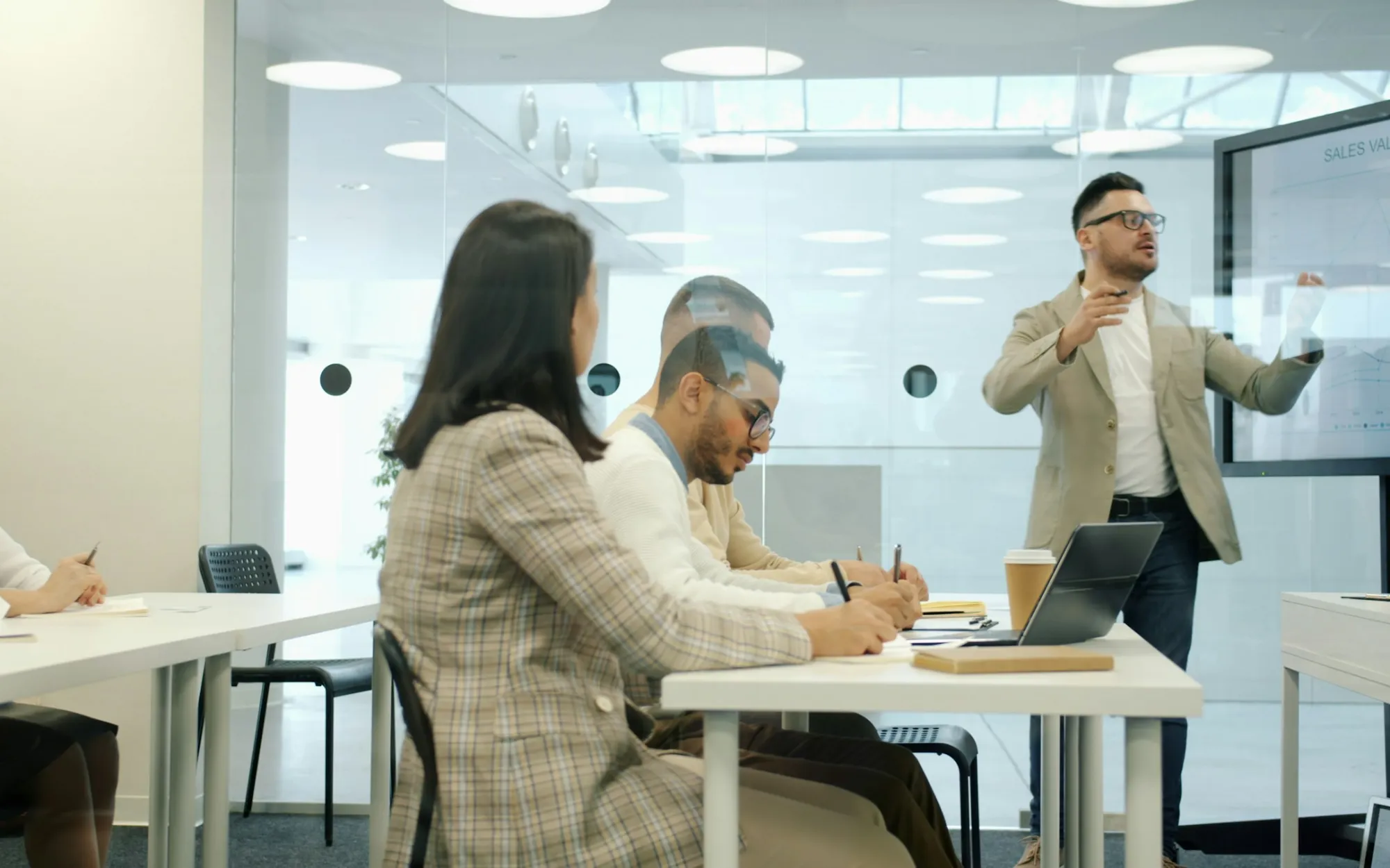 Instrutor conduzindo um treinamento com a equipe de uma empresa