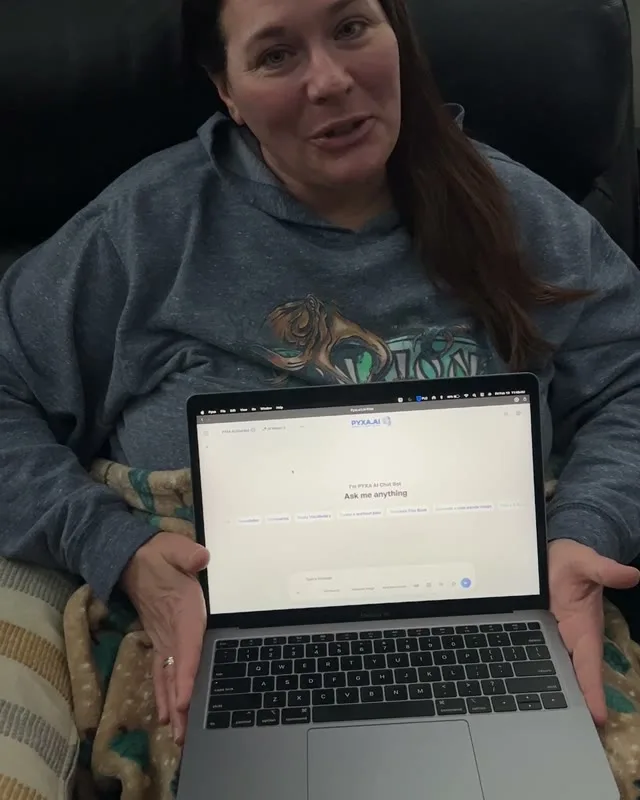 Jessica recording a video review of Pyxa