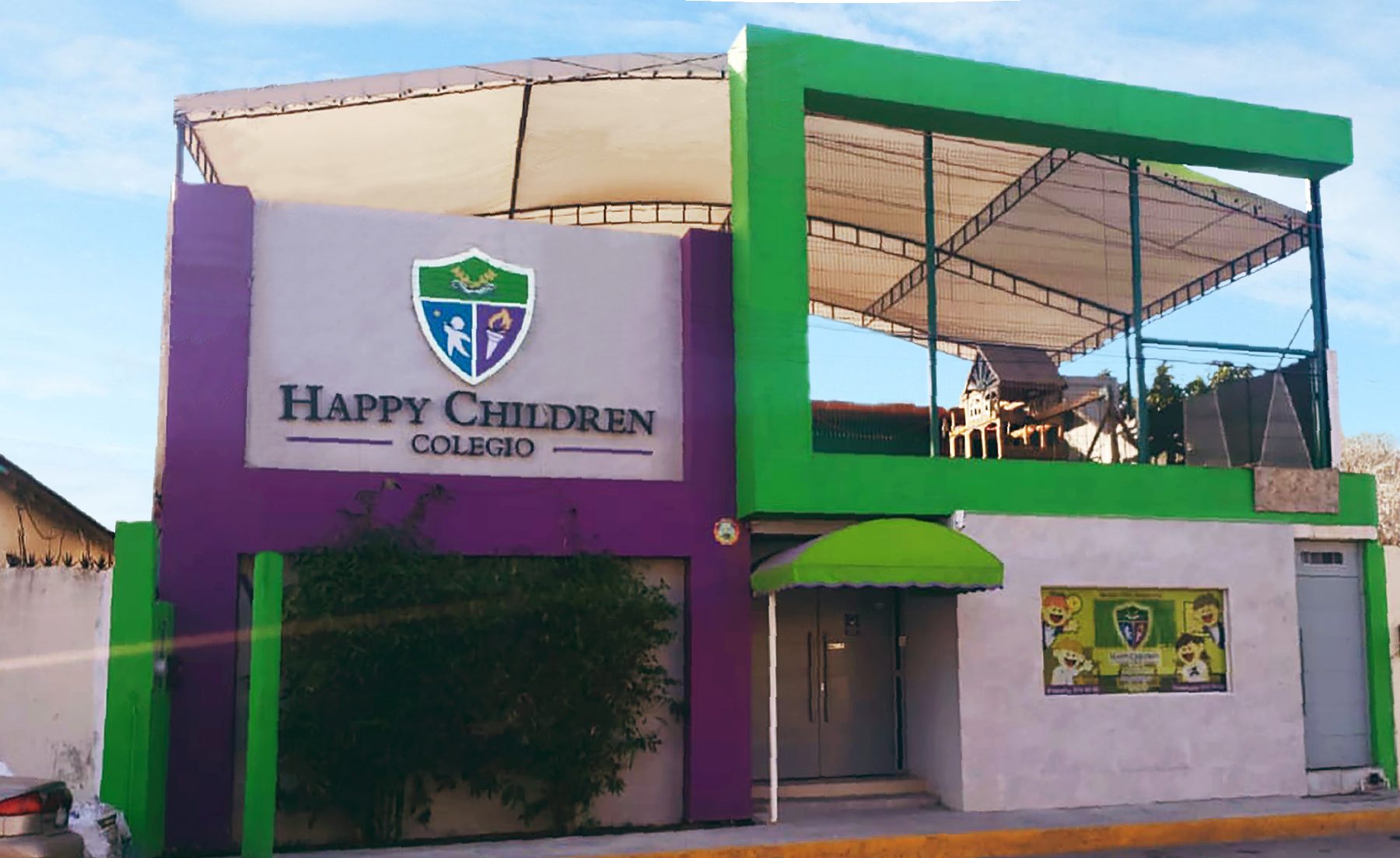 Fachada de Colegio Happy Children, en morado y verde